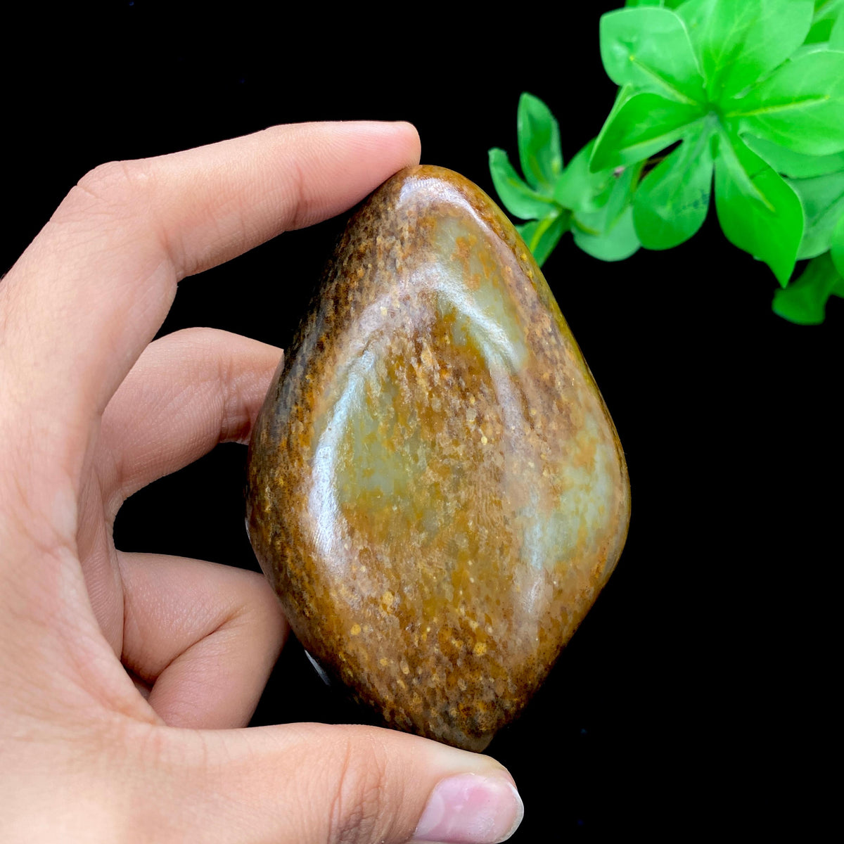 和田玉黄沁皮籽料手把件（210.5g）