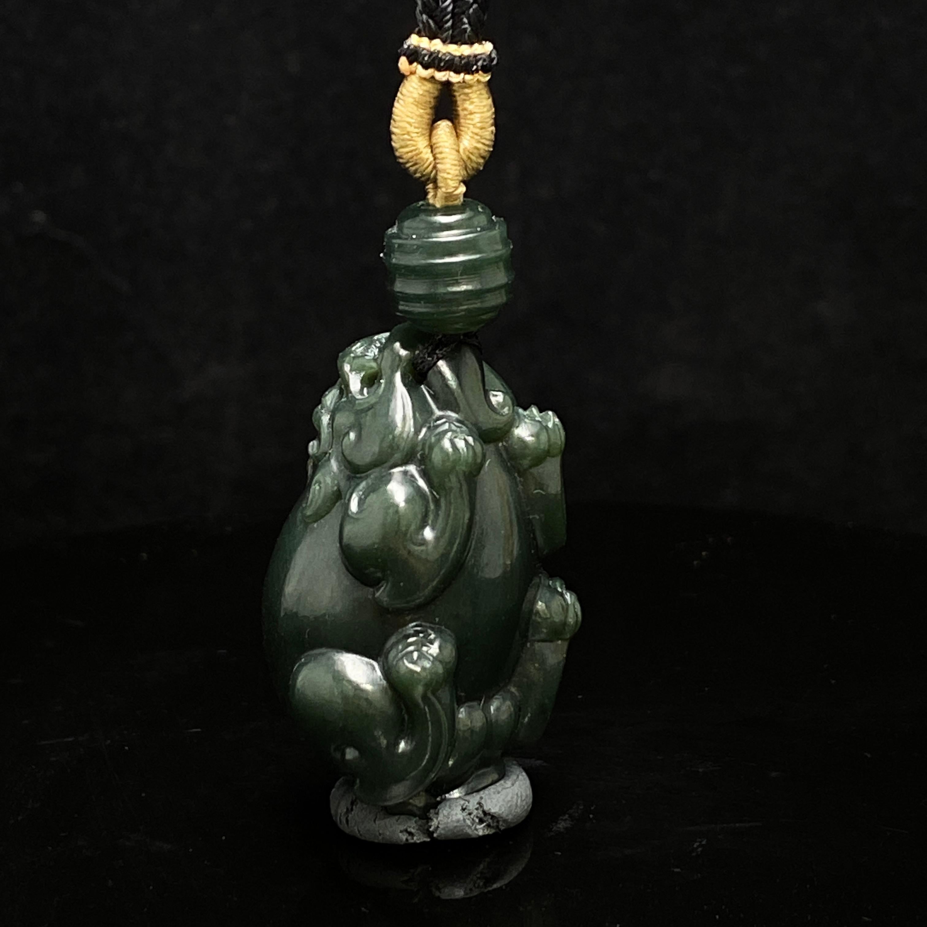 和田玉塔青料貔貅挂件