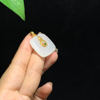 18k金镶和田山料白玉无事牌挂件（8.5g）