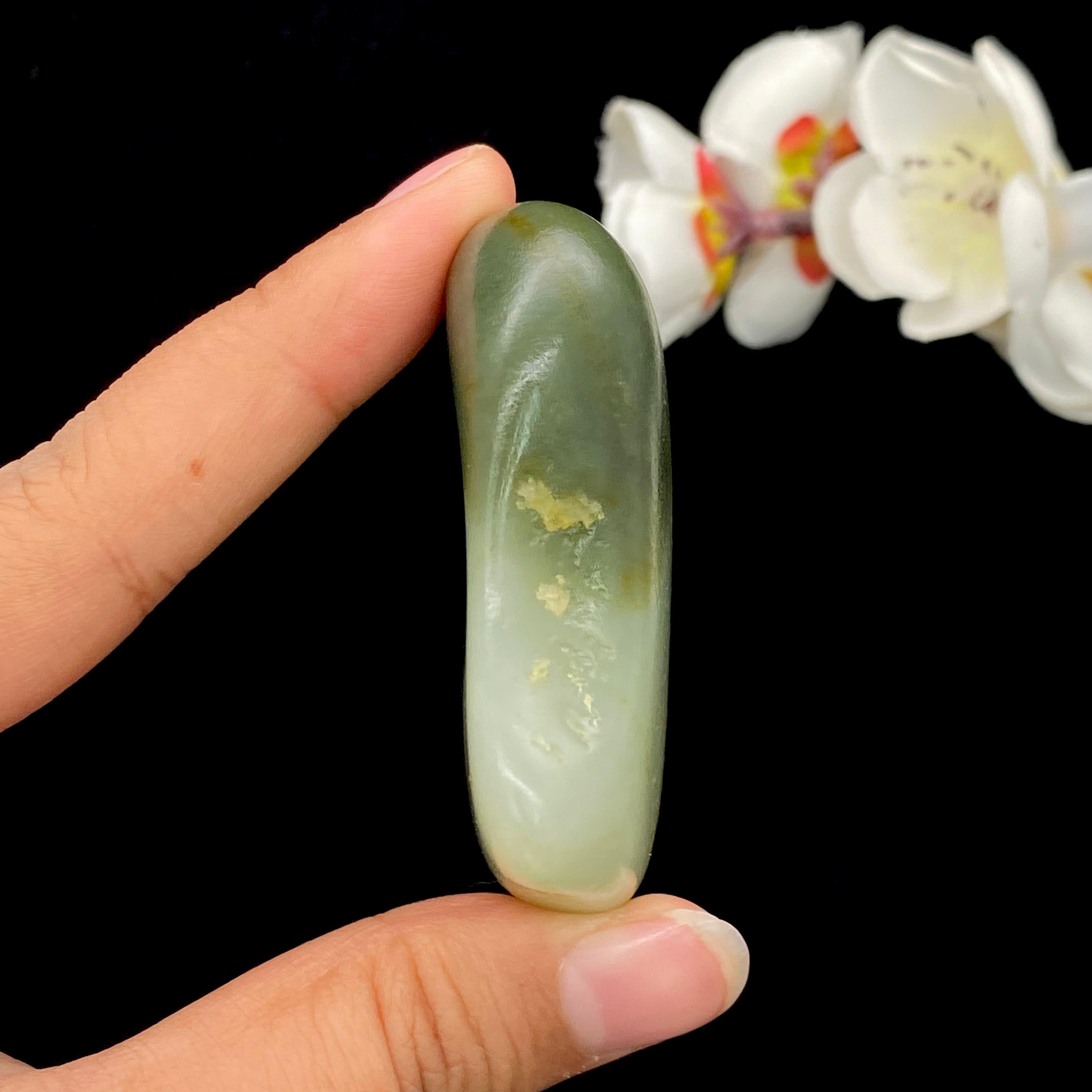 和田玉洒金皮带翠籽料手把件（86.7g）
