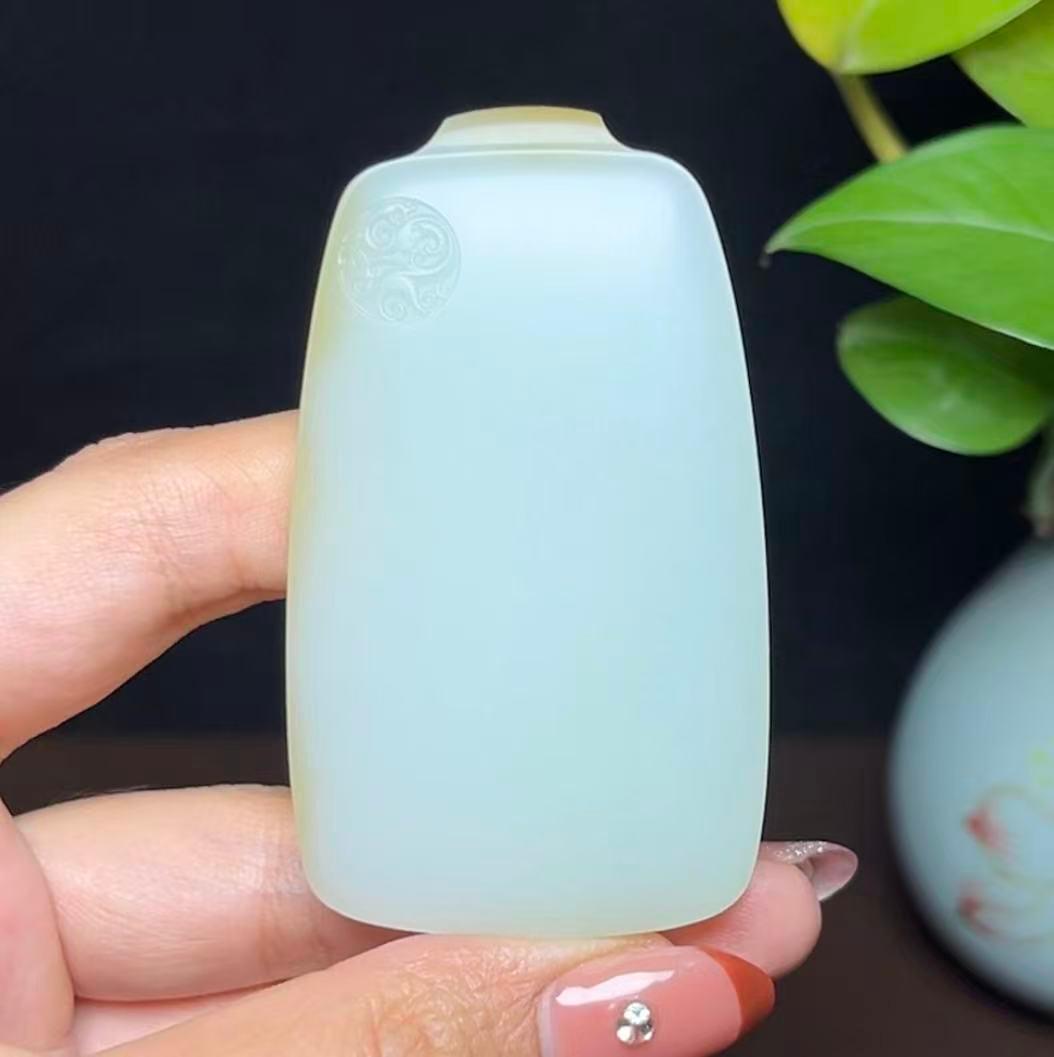 新疆和田玉且末料平安无事牌（72.9g）