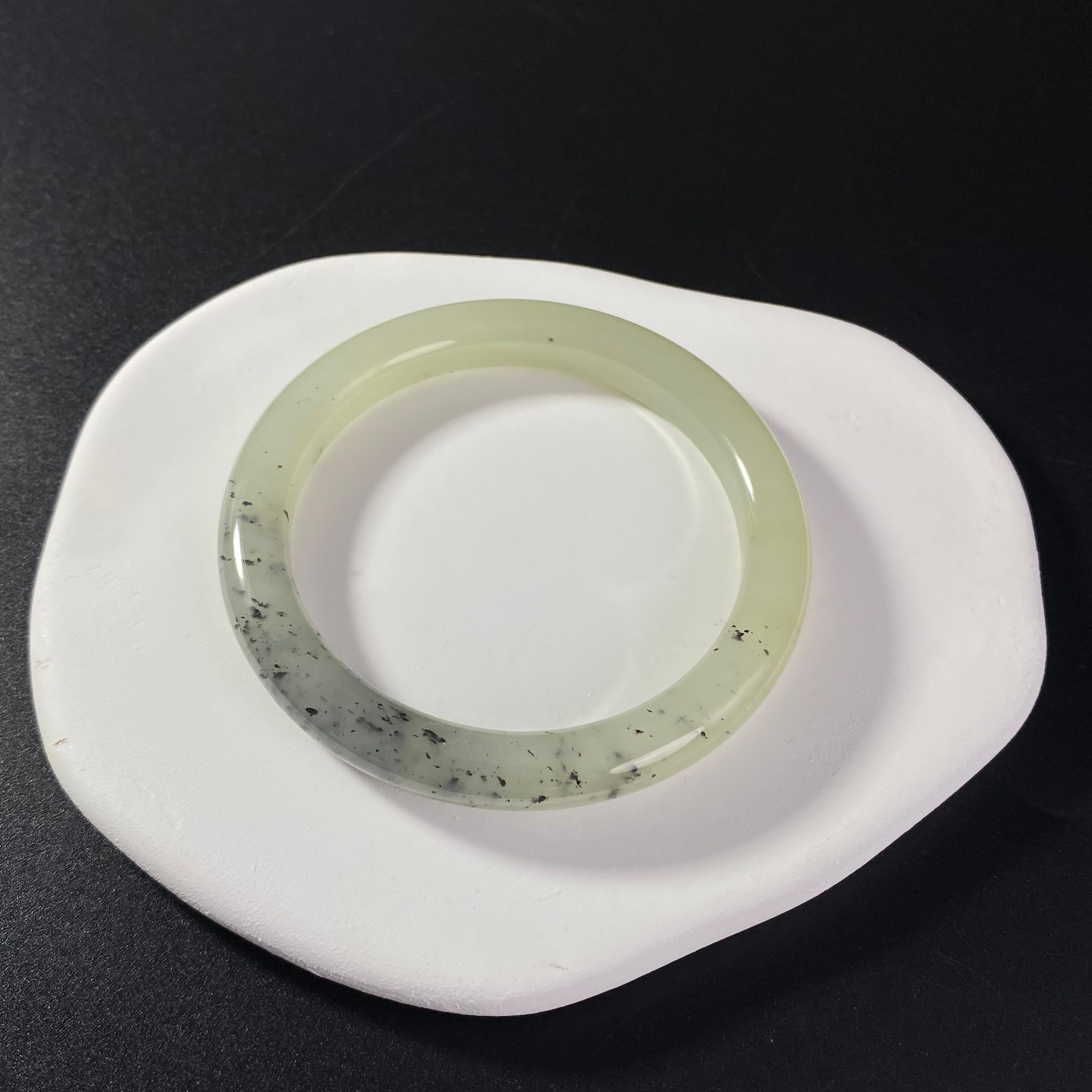 新疆和田玉手镯2606240046（30.9g）
