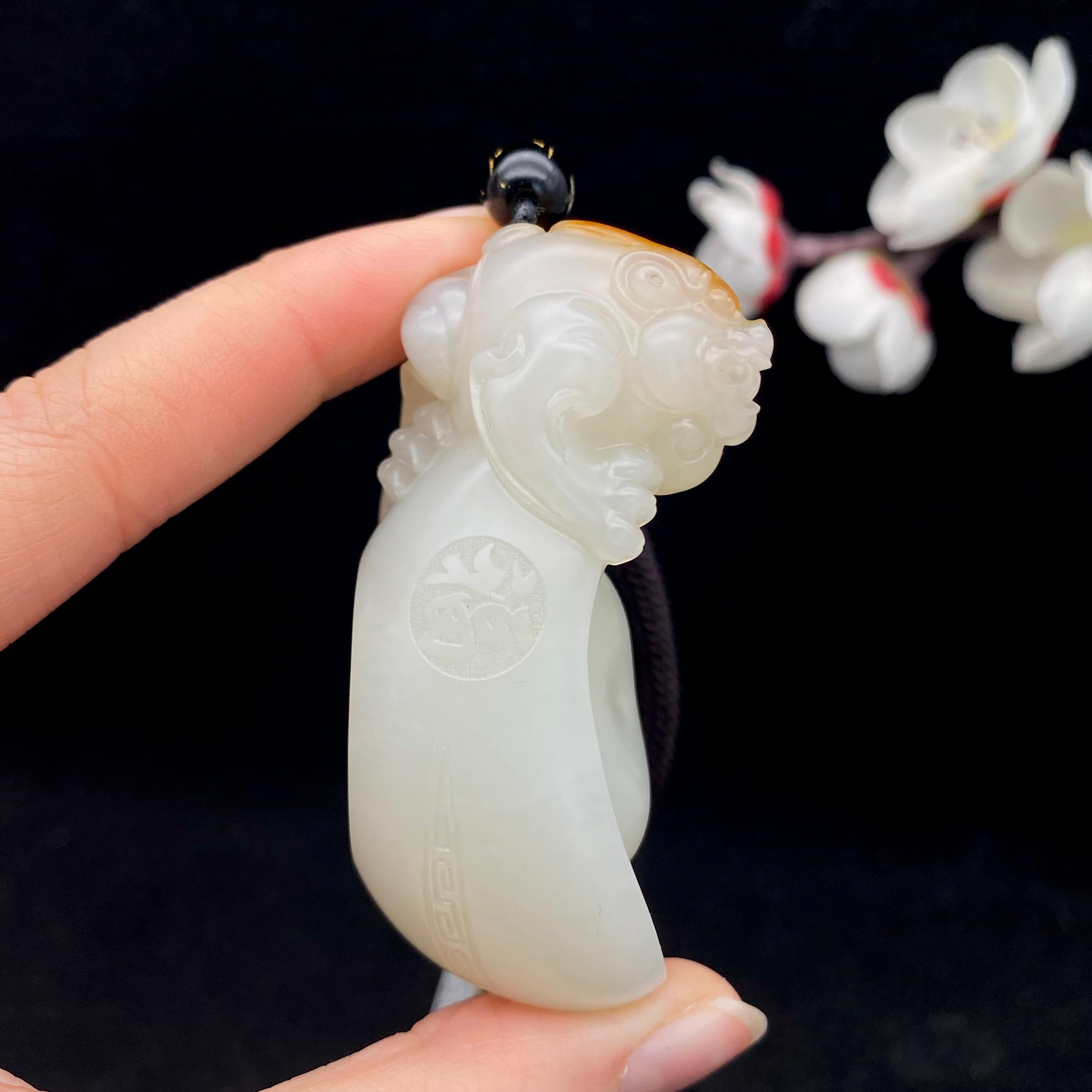 和田玉籽料【貔貅】手把件（101.6g）