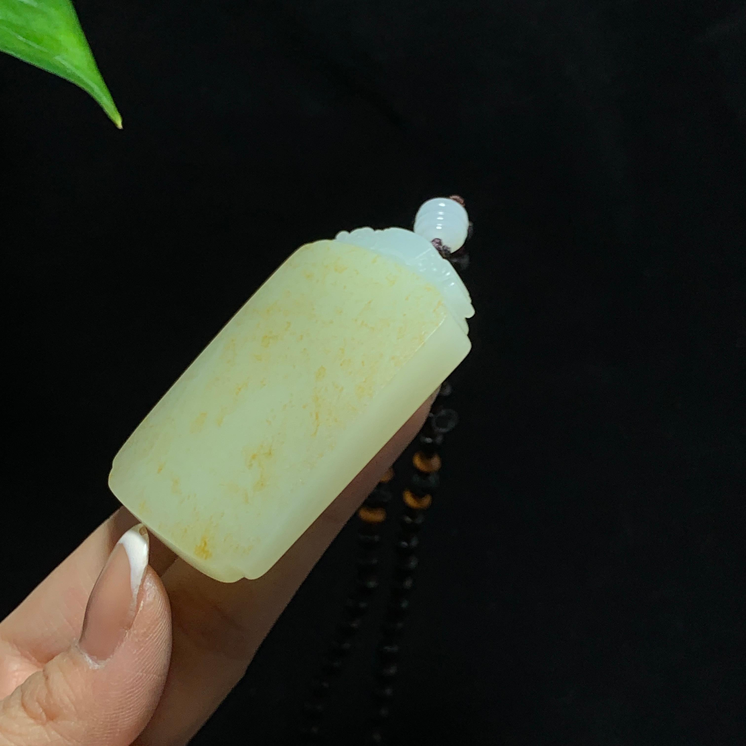 和田玉洒金皮籽料无事牌（69.0g）