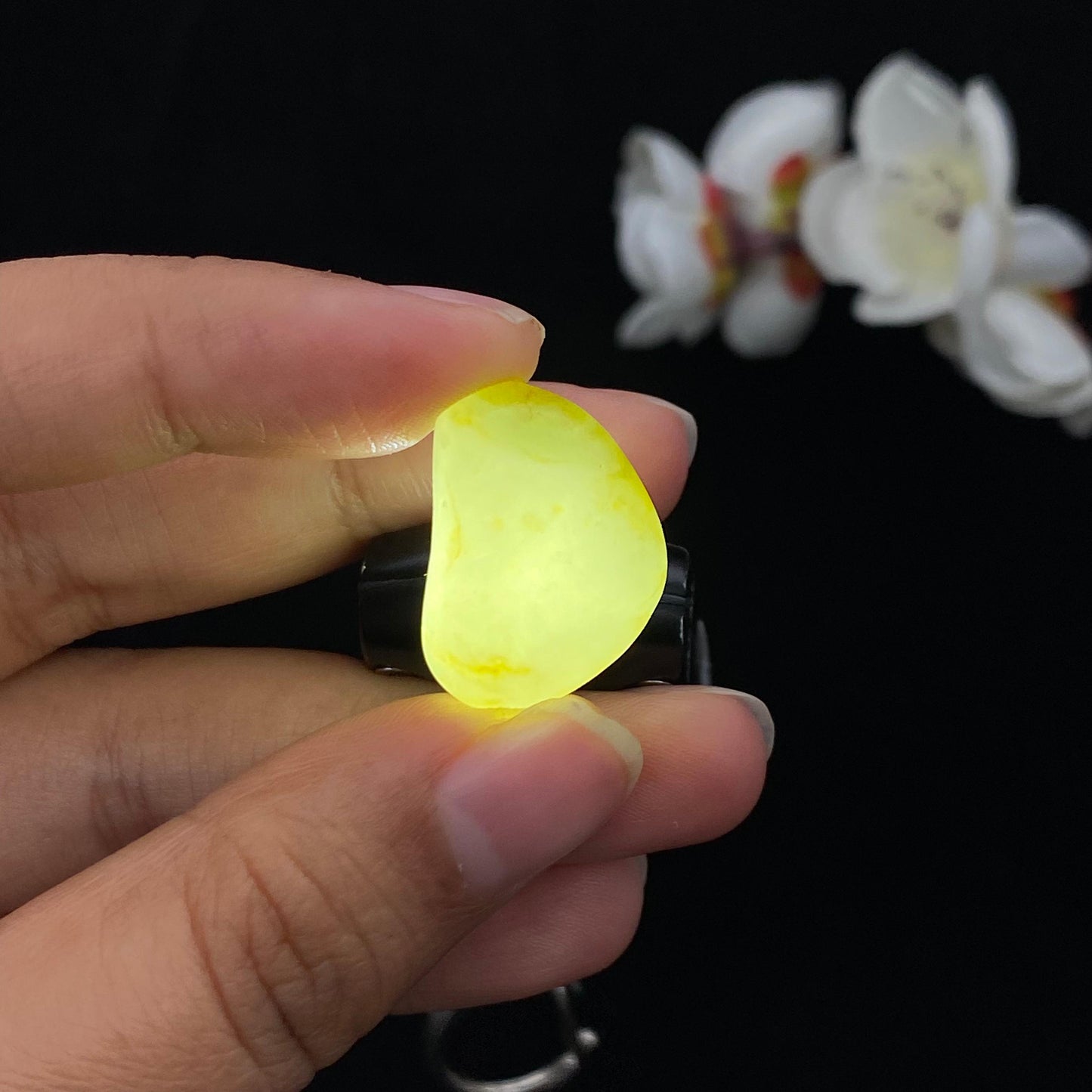 和田玉黄皮带翠籽料原石（6.6g）