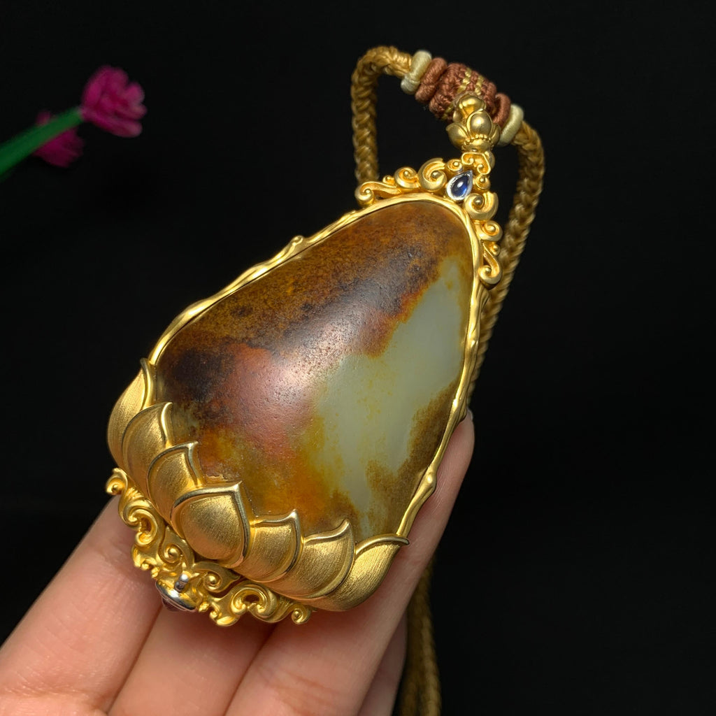 收藏传承级18 K重金镶嵌籽料挂件（98.6g）