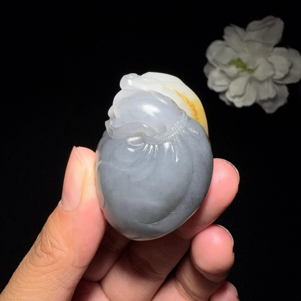 精品和田玉青花籽料发财猪挂件（54.6g）