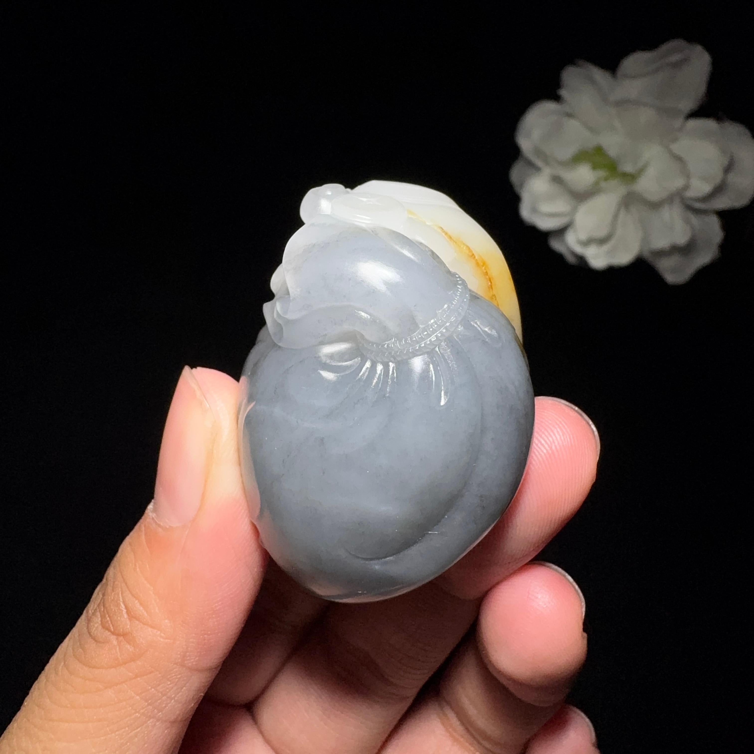 精品和田玉青花籽料发财猪挂件（54.6g）