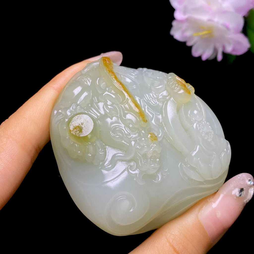 和田玉籽料龙行天下手把件（132.2g）