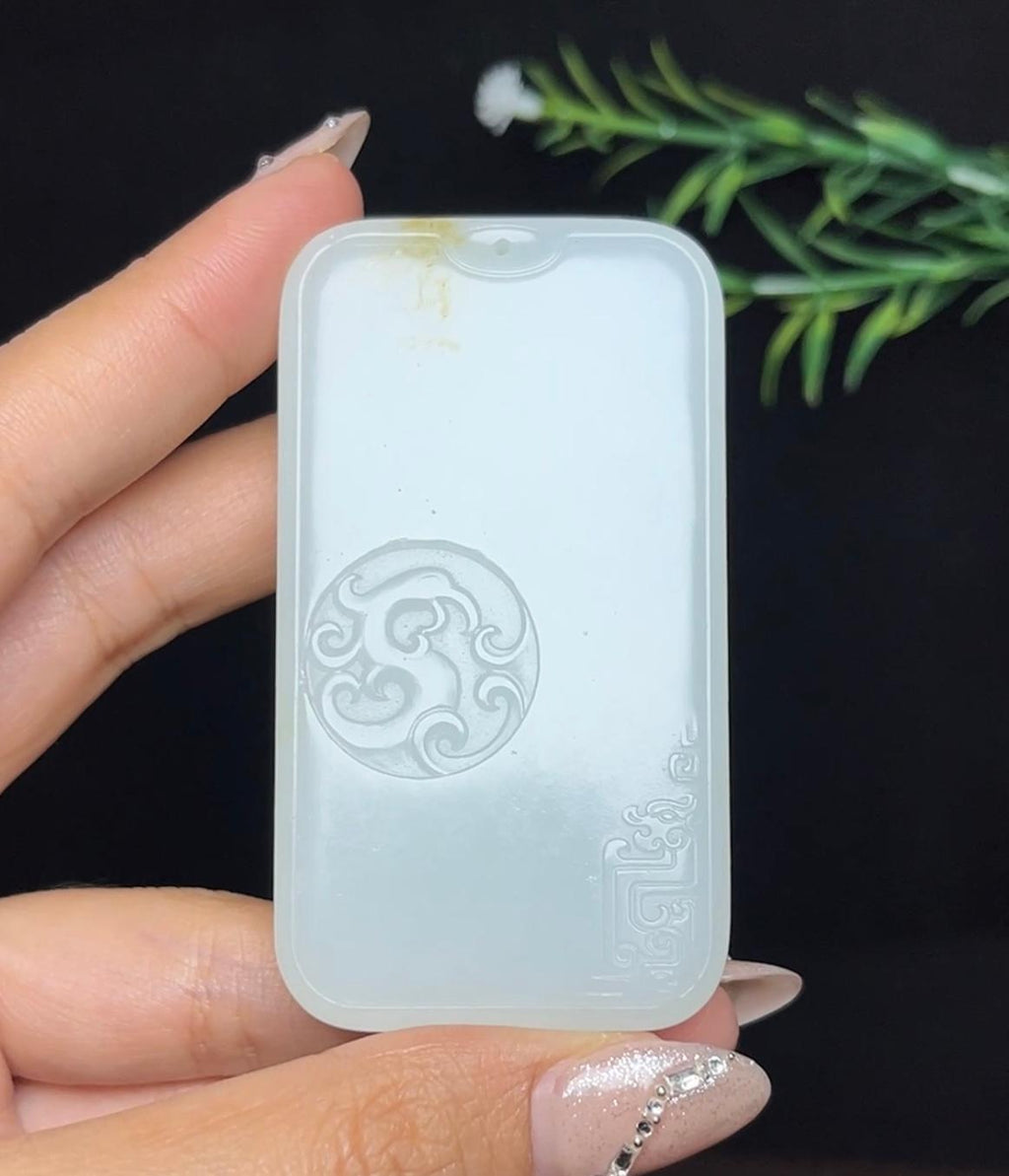 和田玉糖白羊脂玉持莲观音（68.5g）