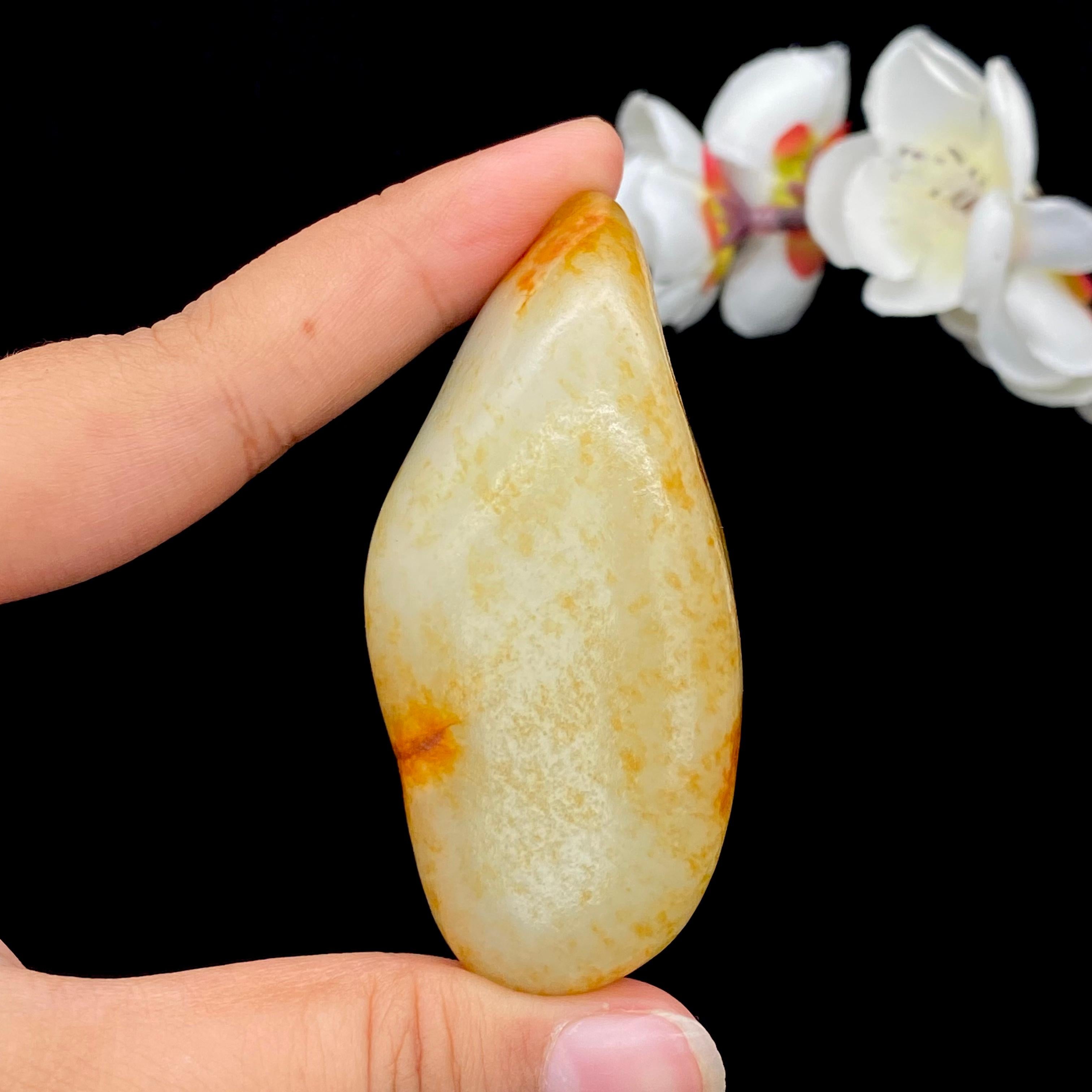 和田玉洒红皮籽料手把件（88.1g）