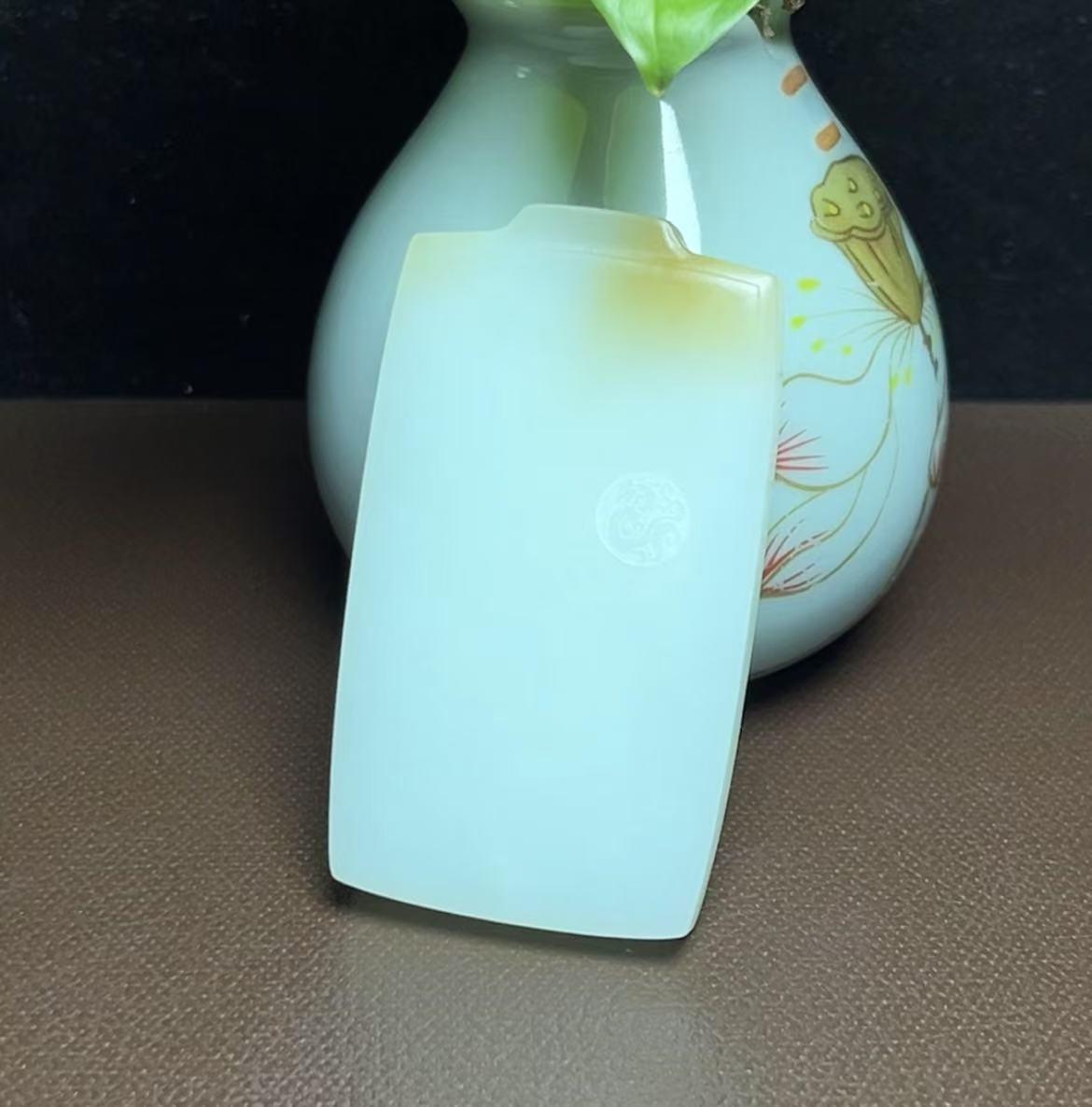 新疆和田玉且末糖仿古龙平安无事牌（78.6g）