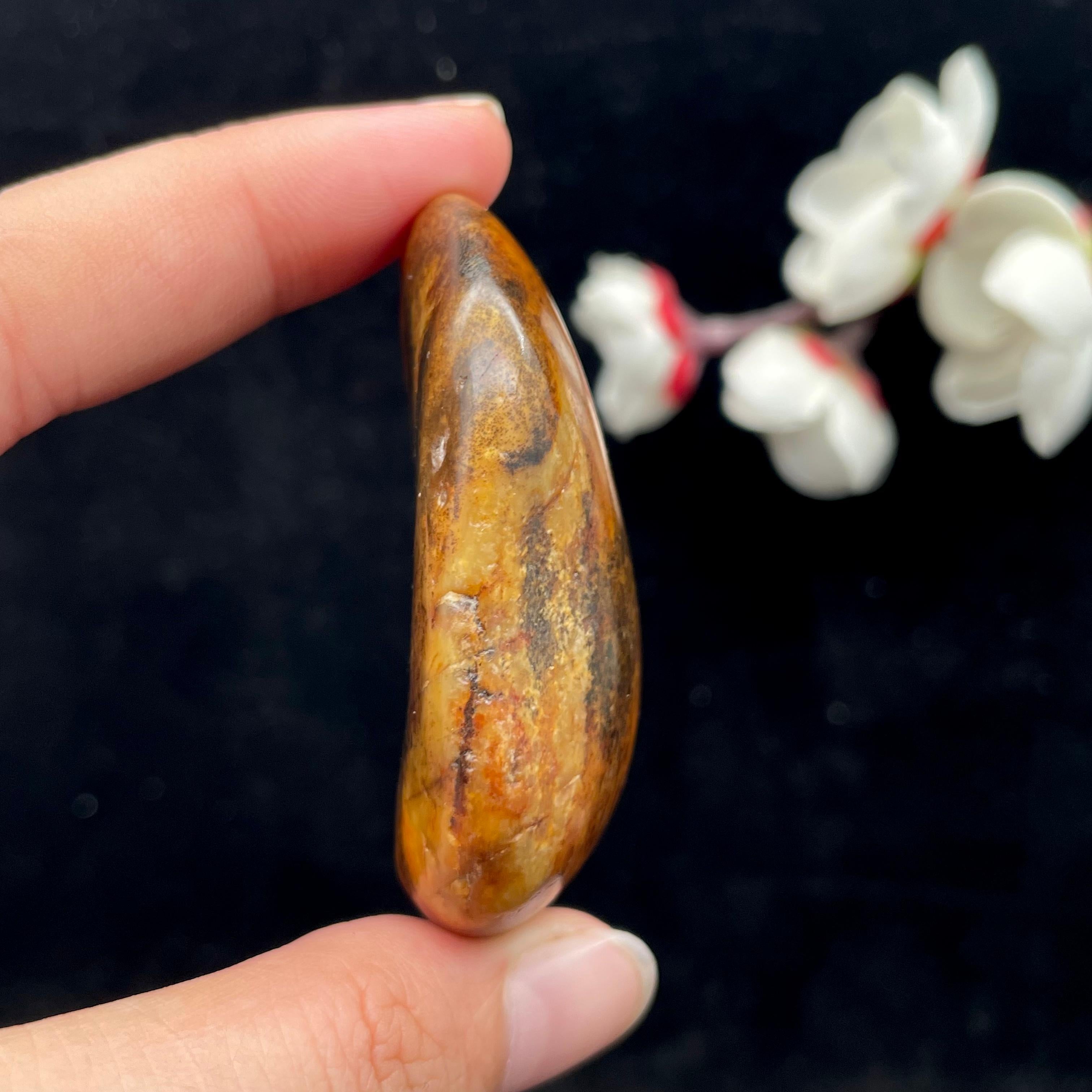 和田玉黄沁皮籽料手把件（64.8g）