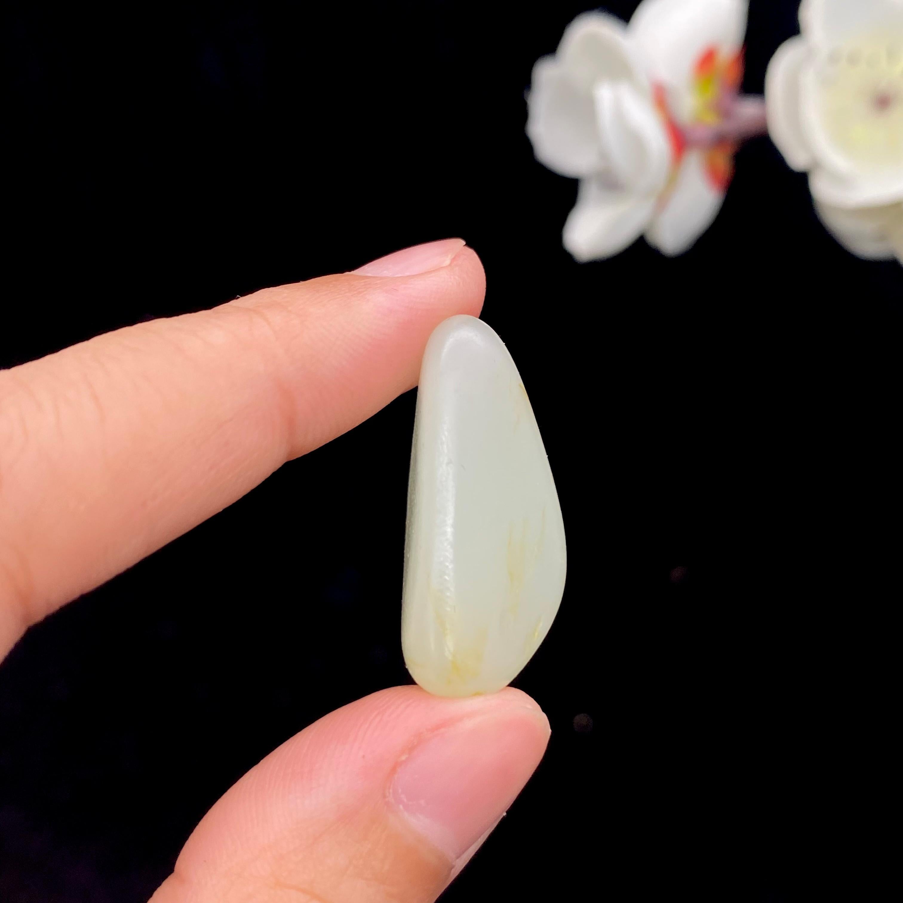 和田玉青白玉籽料原石（8g） – 厚德载玉