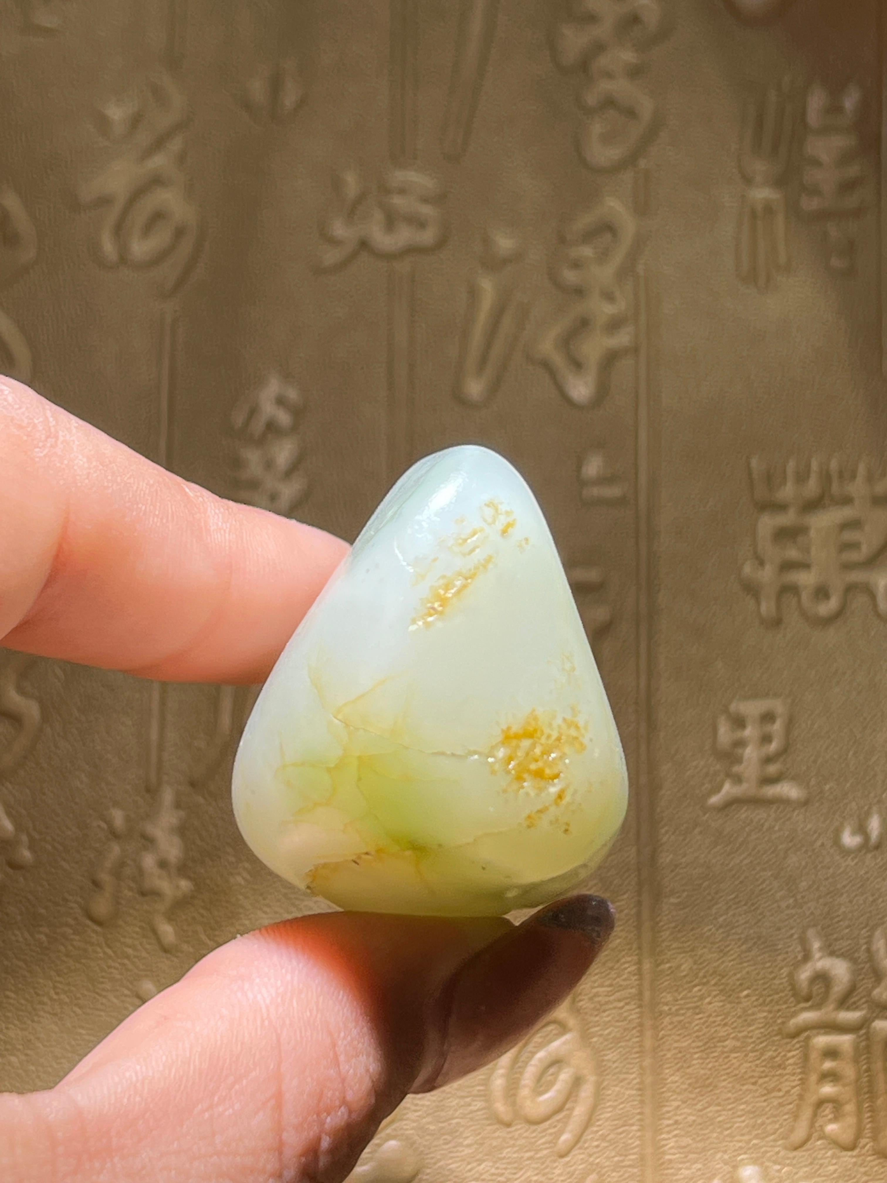 和田白玉带翠籽料（67.0g）