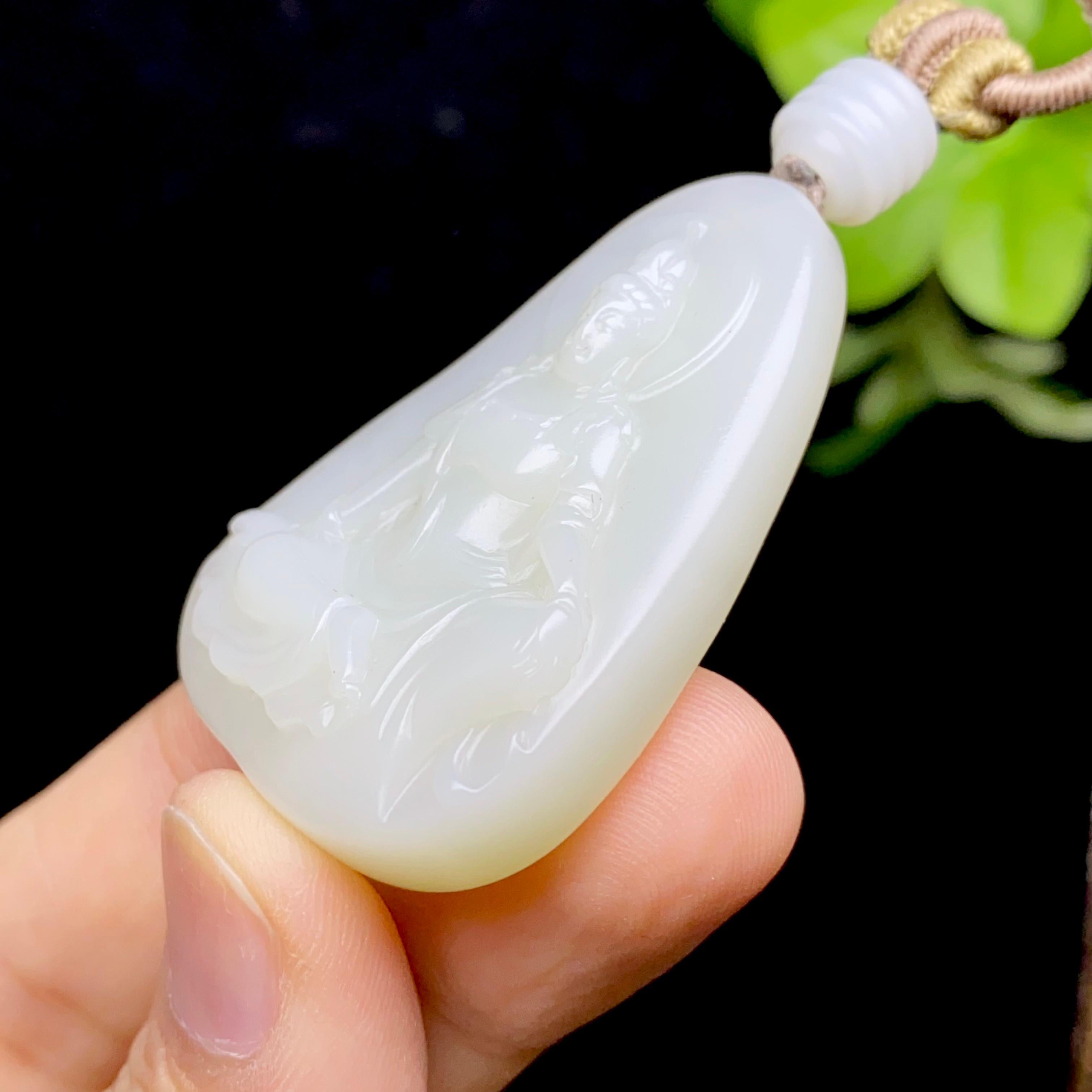 和田玉新疆且末米达料白玉观音（27.3g）