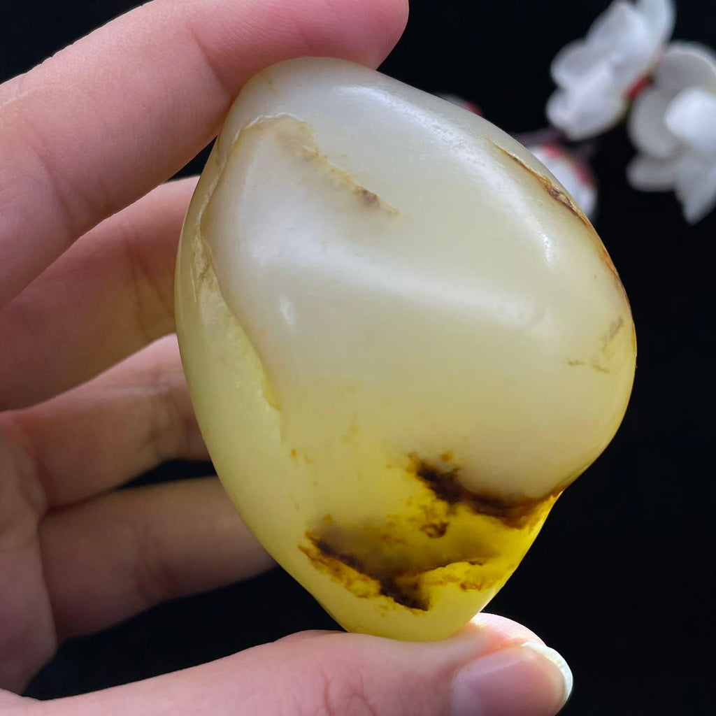 和田玉黄皮带翠籽料（102.1g）