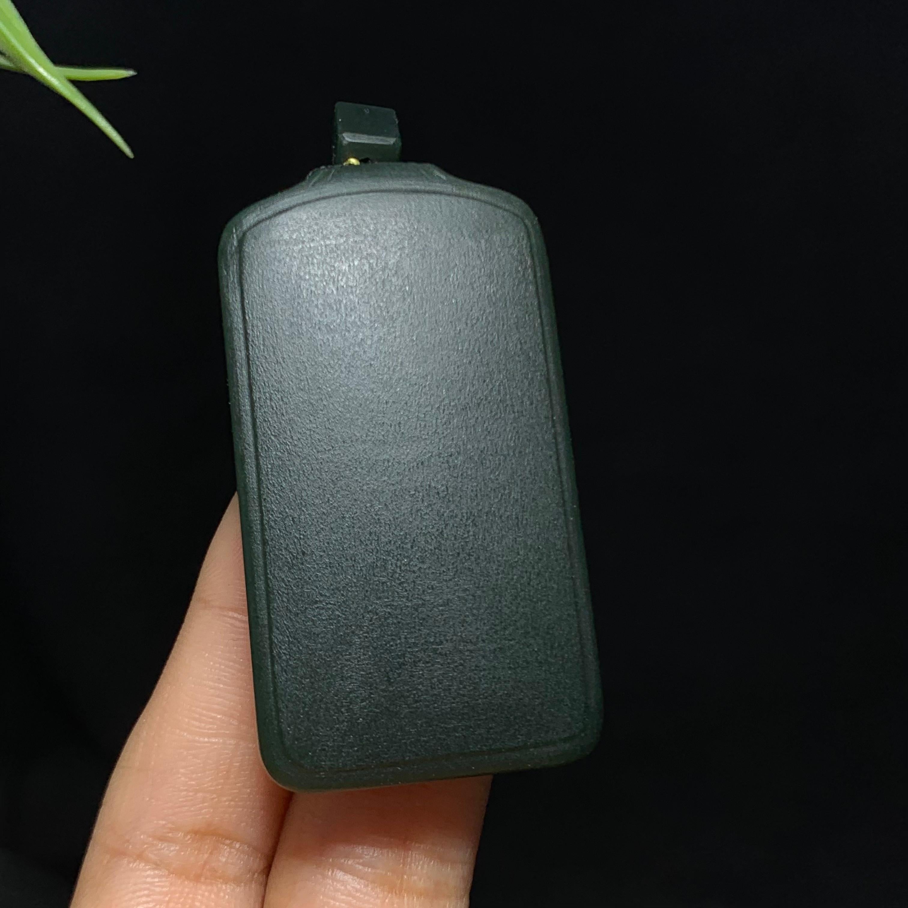 和田玉墨碧无事牌（48.2g）
