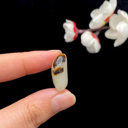 和田玉黑黄皮籽料戒面籽（5.5g）