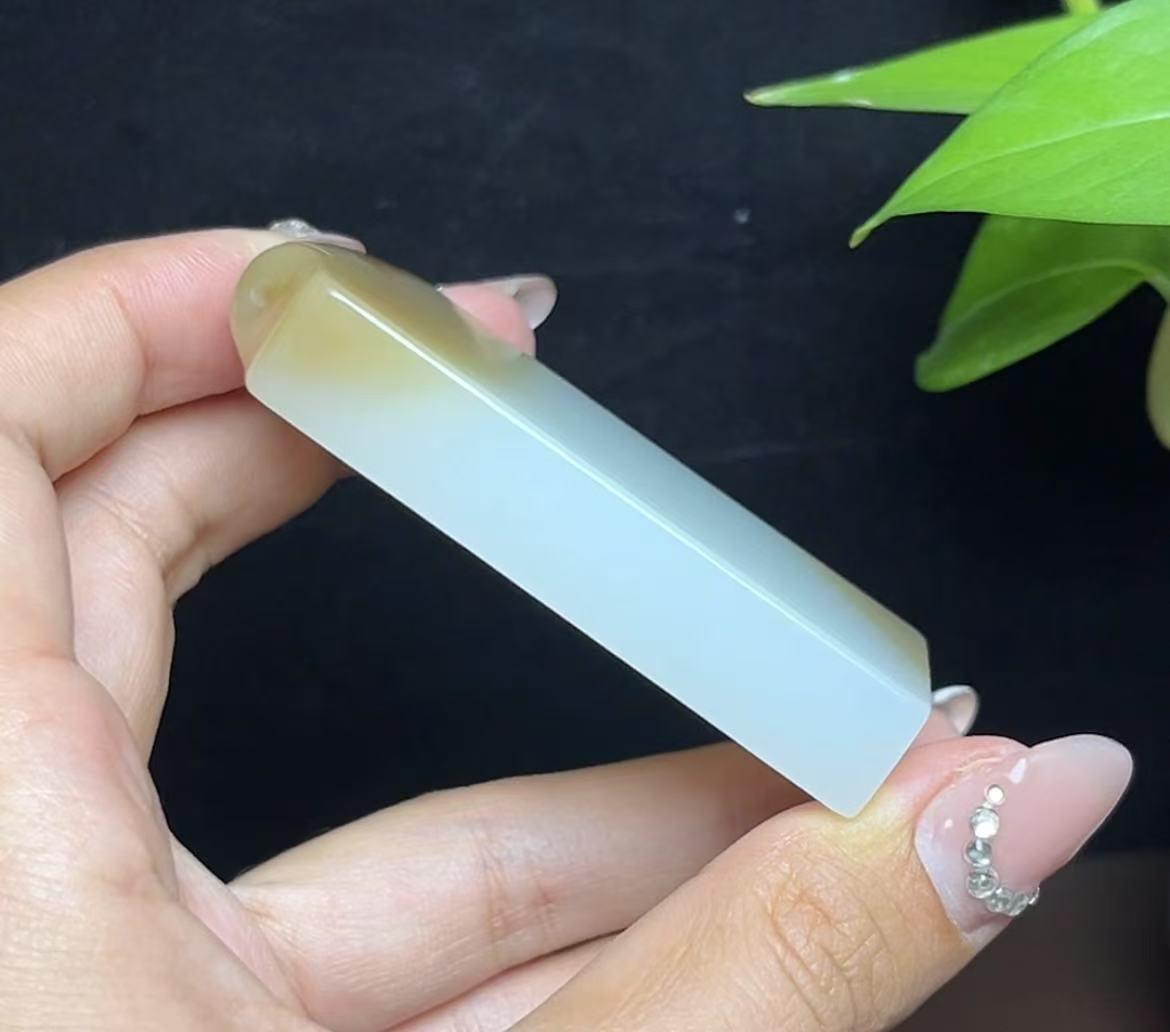 新疆和田玉且末料天地糖羊脂玉平安无事牌（83.2g）