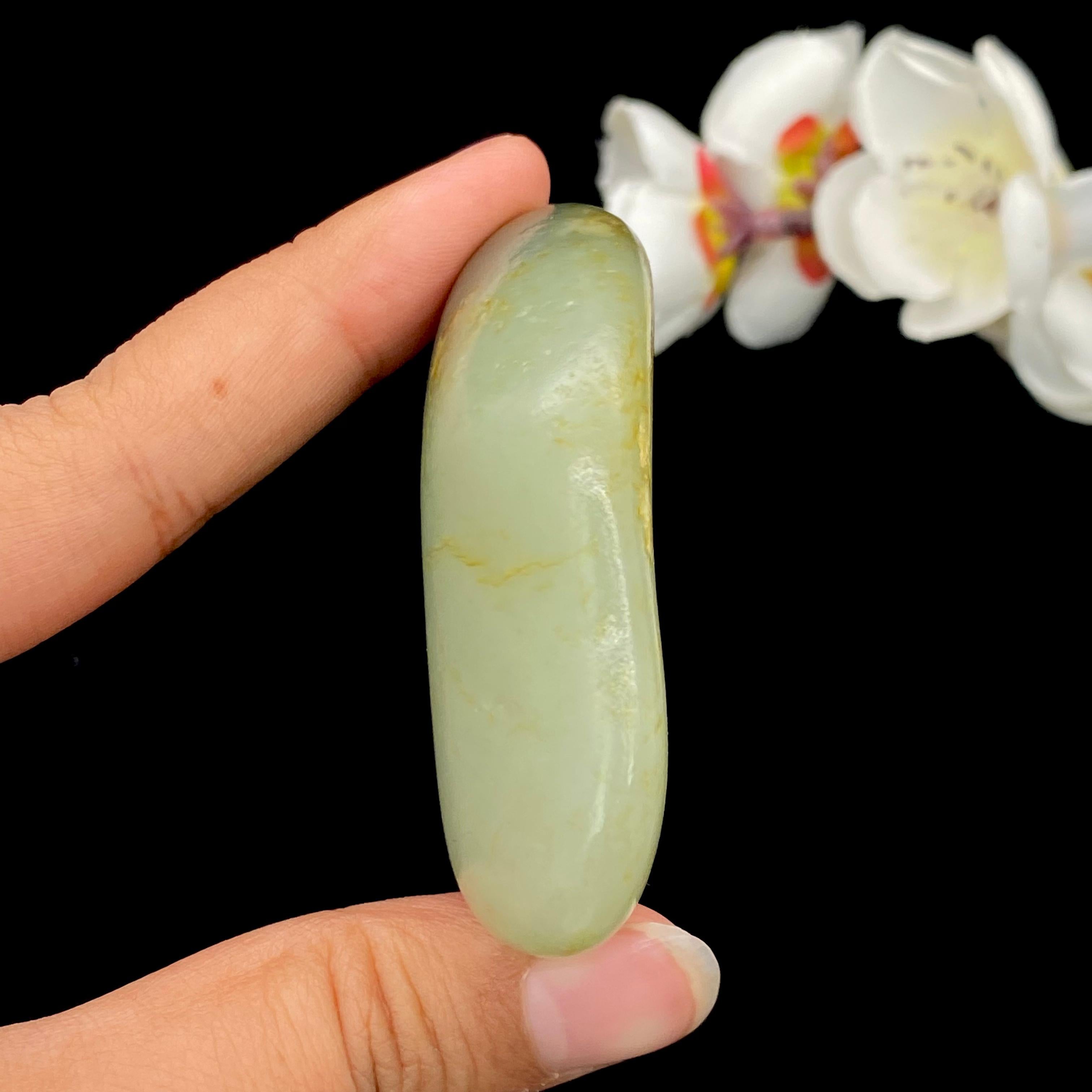 和田玉洒金皮带翠籽料手把件（86.7g）