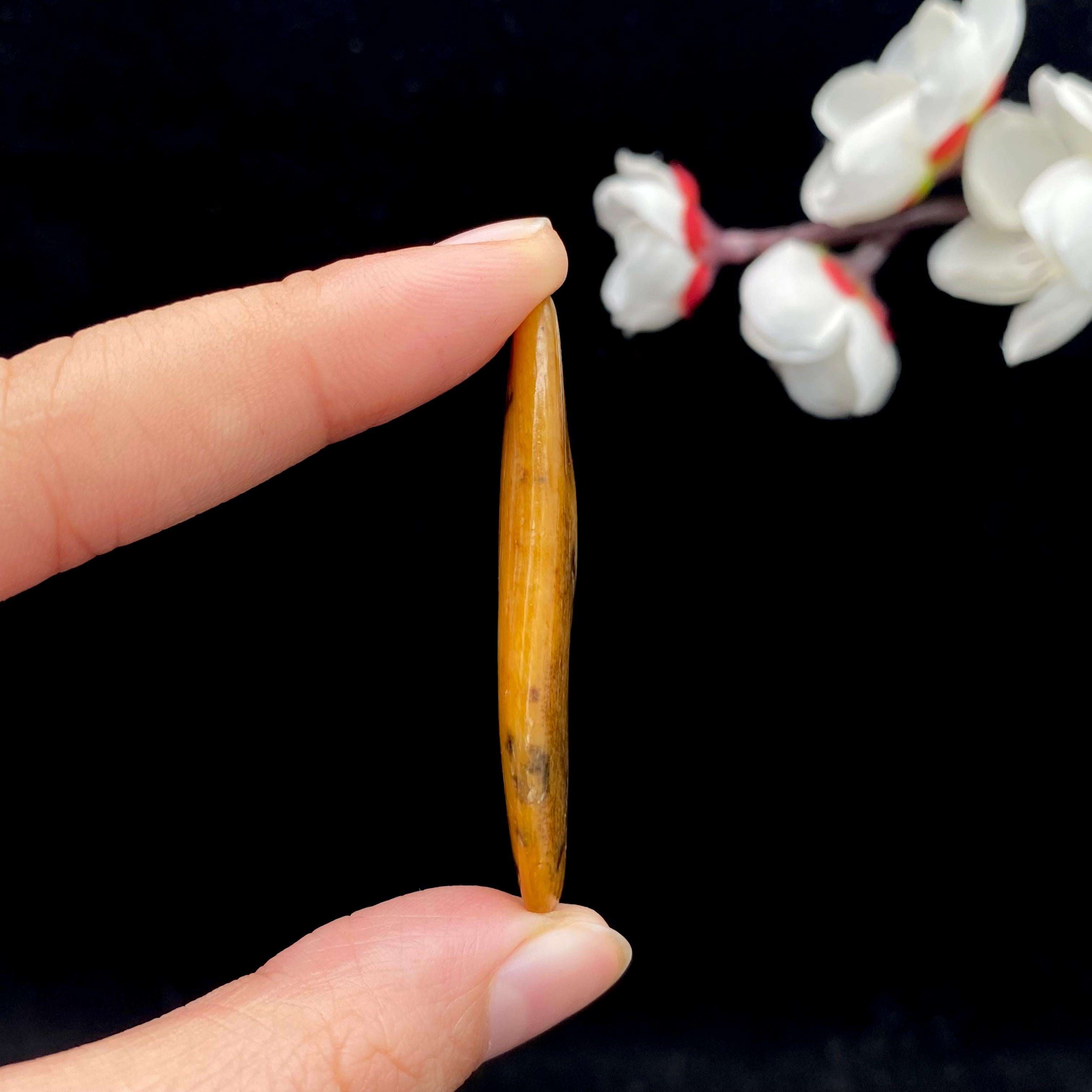 和田玉桃花玉带黄皮籽料原石（8.8g）
