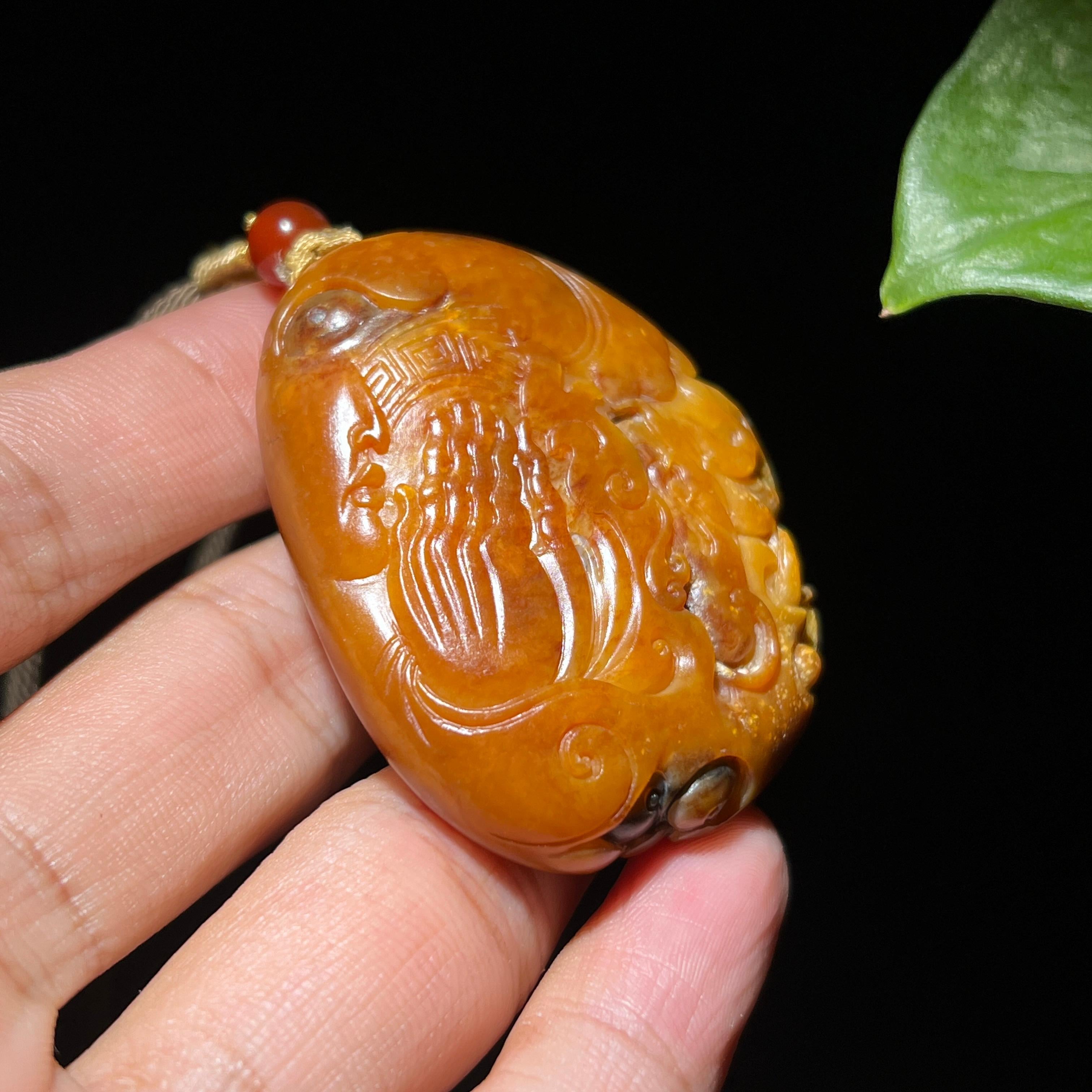 和田玉籽料黄沁一念之间挂件（52.7g）