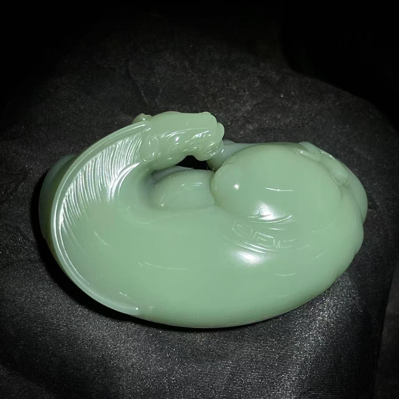 和田玉碧玉粉青马到成功手把件（107.8g）