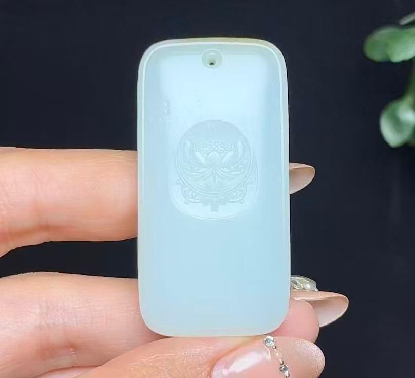 和田玉糖白羊脂玉莲花平安无事牌（33.2g）