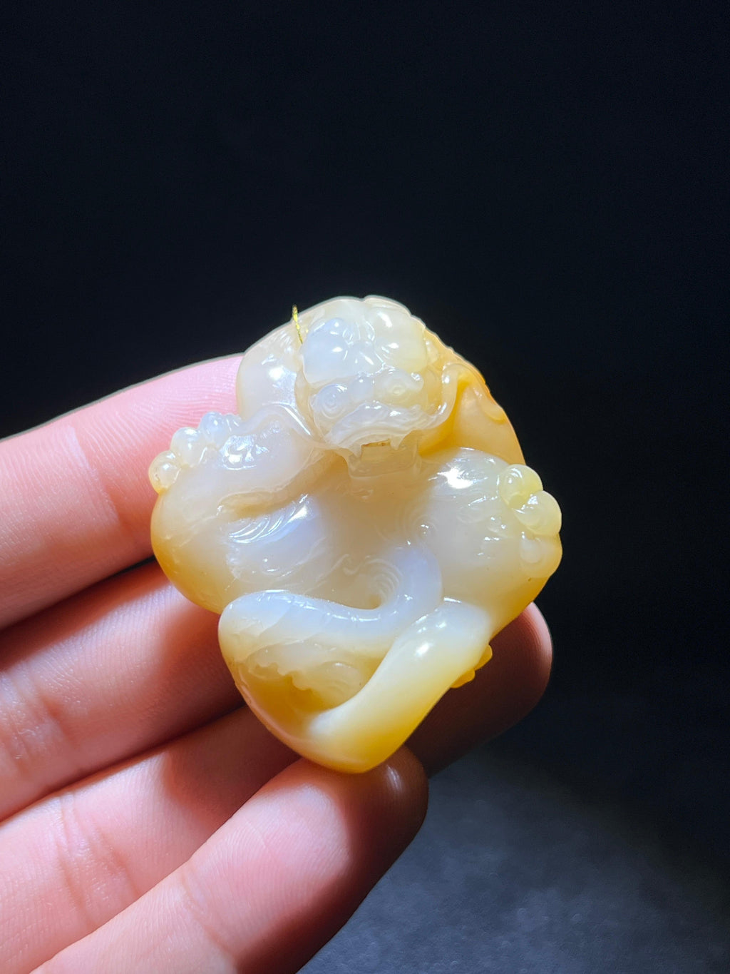 和田玉籽料黄沁龙（37.7g）
