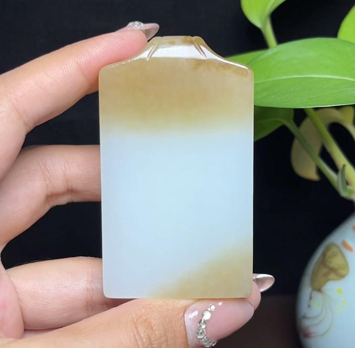 新疆和田玉且末料天地糖羊脂玉平安无事牌（83.2g）