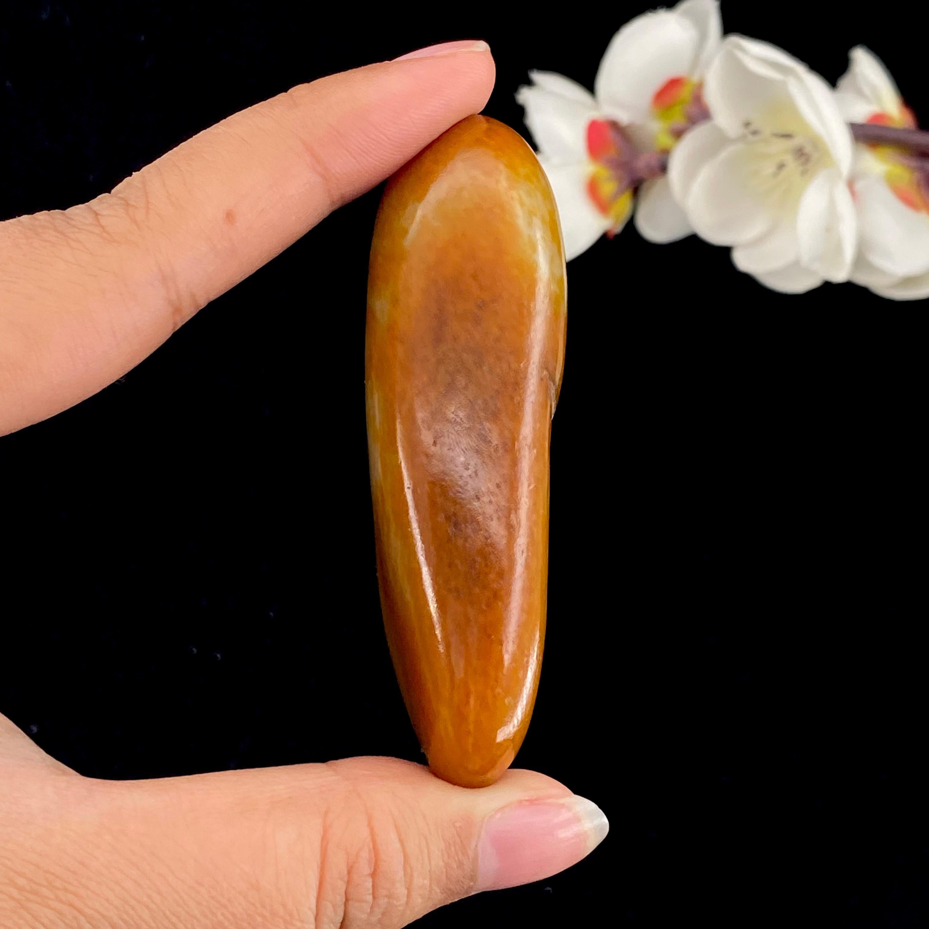 和田玉聚红皮籽料小手把件（80g）