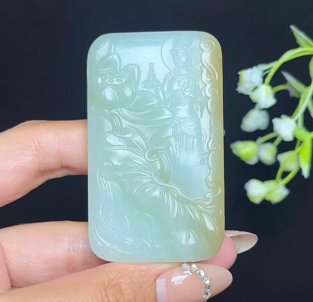 和田玉糖白带翠青莲花观音山水牌（76.2g）