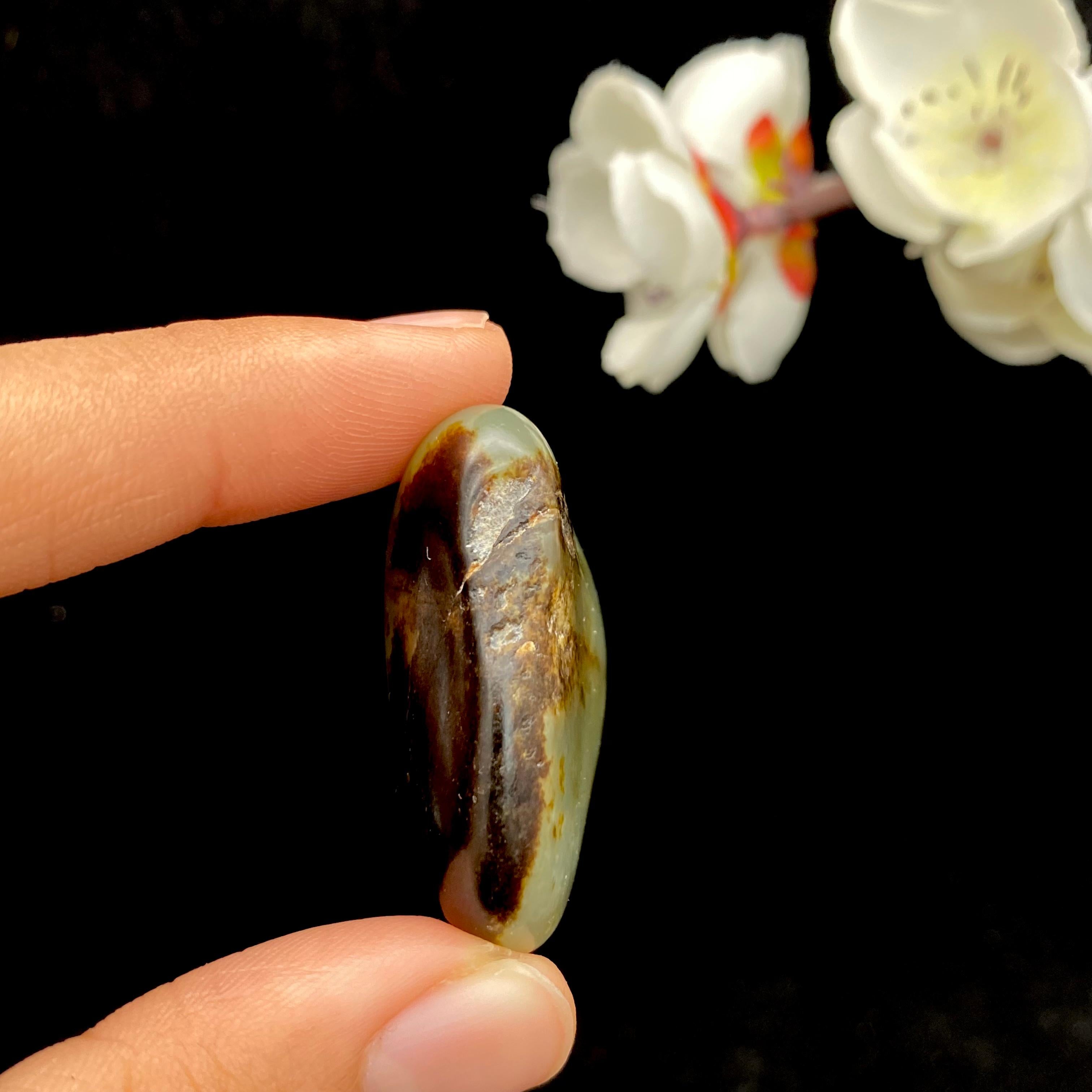 【超值推荐】和田玉聚黑皮籽料原石（23.5g）
