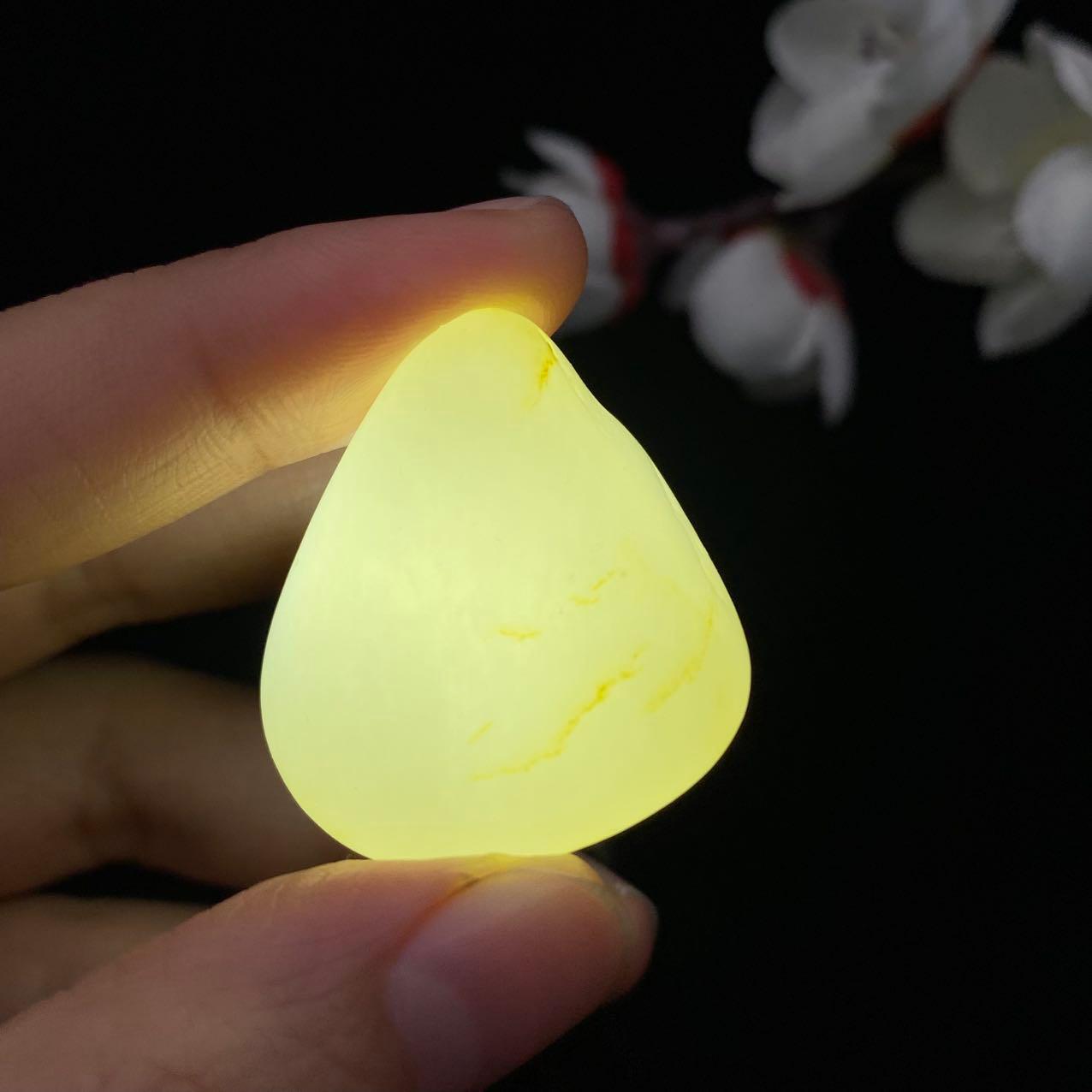 和田玉黄皮籽料挂件（18.1g）