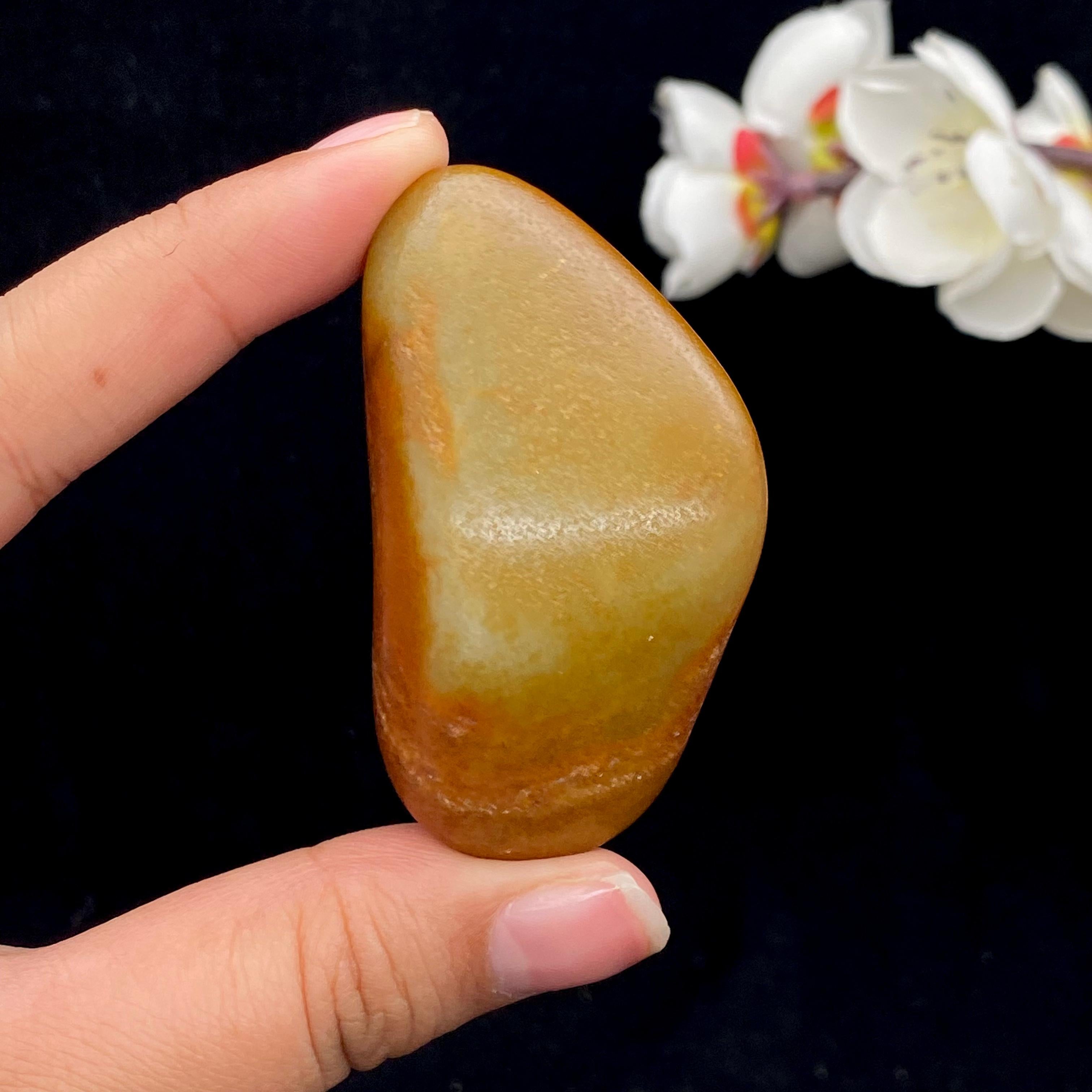 和田玉-聚黄皮青花籽料大挂件– 厚德载玉