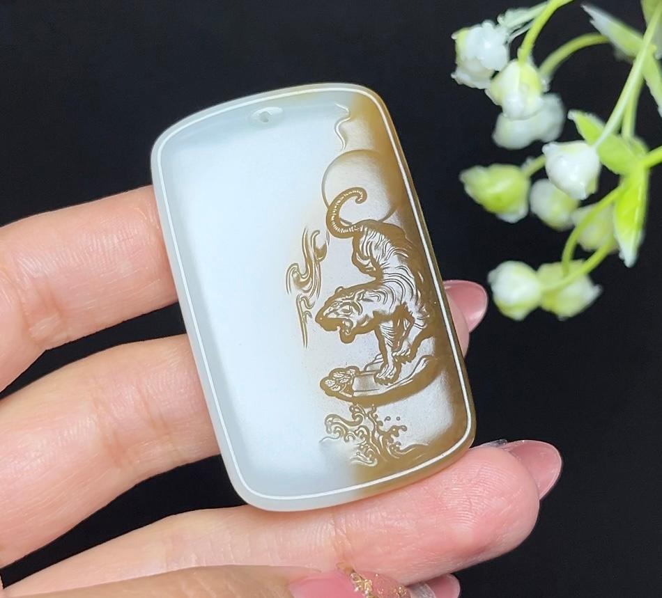 和田玉糖白羊脂玉下山虎（36.6g）