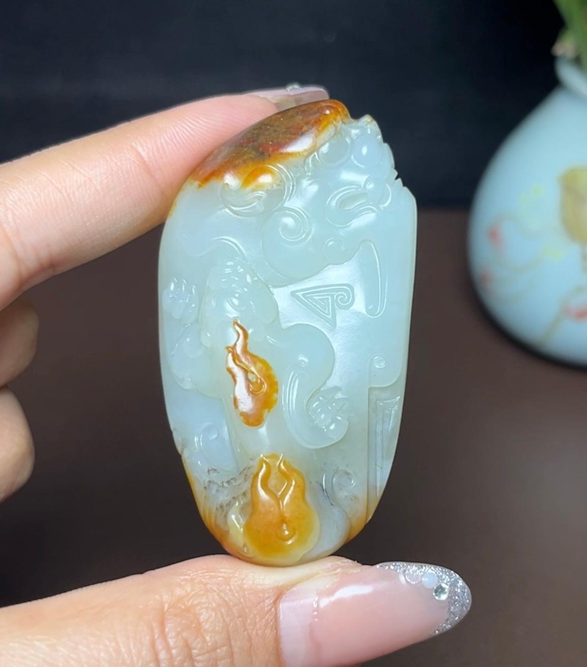 新疆和田玉玛丽艳籽料天地红皮白肉貔貅府上有龙（61.5g）