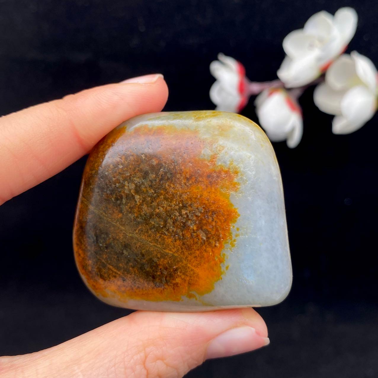 和田玉聚红皮青花籽料原石（64.6g）