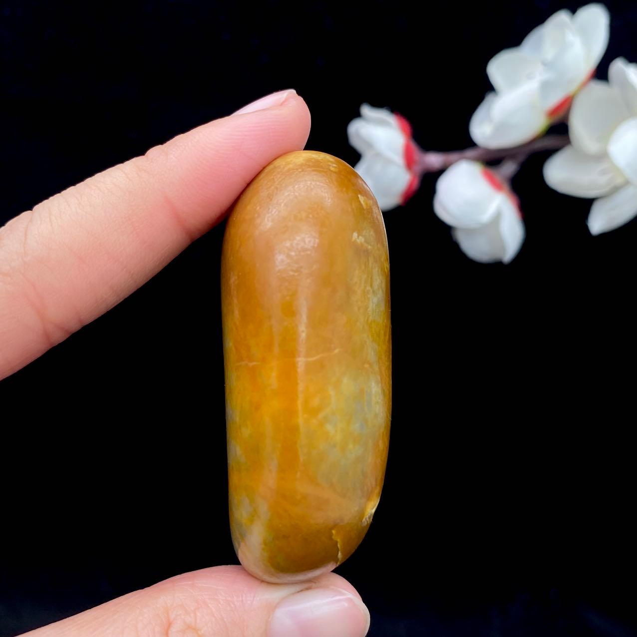 和田玉黄沁皮籽料原石（66.9g）