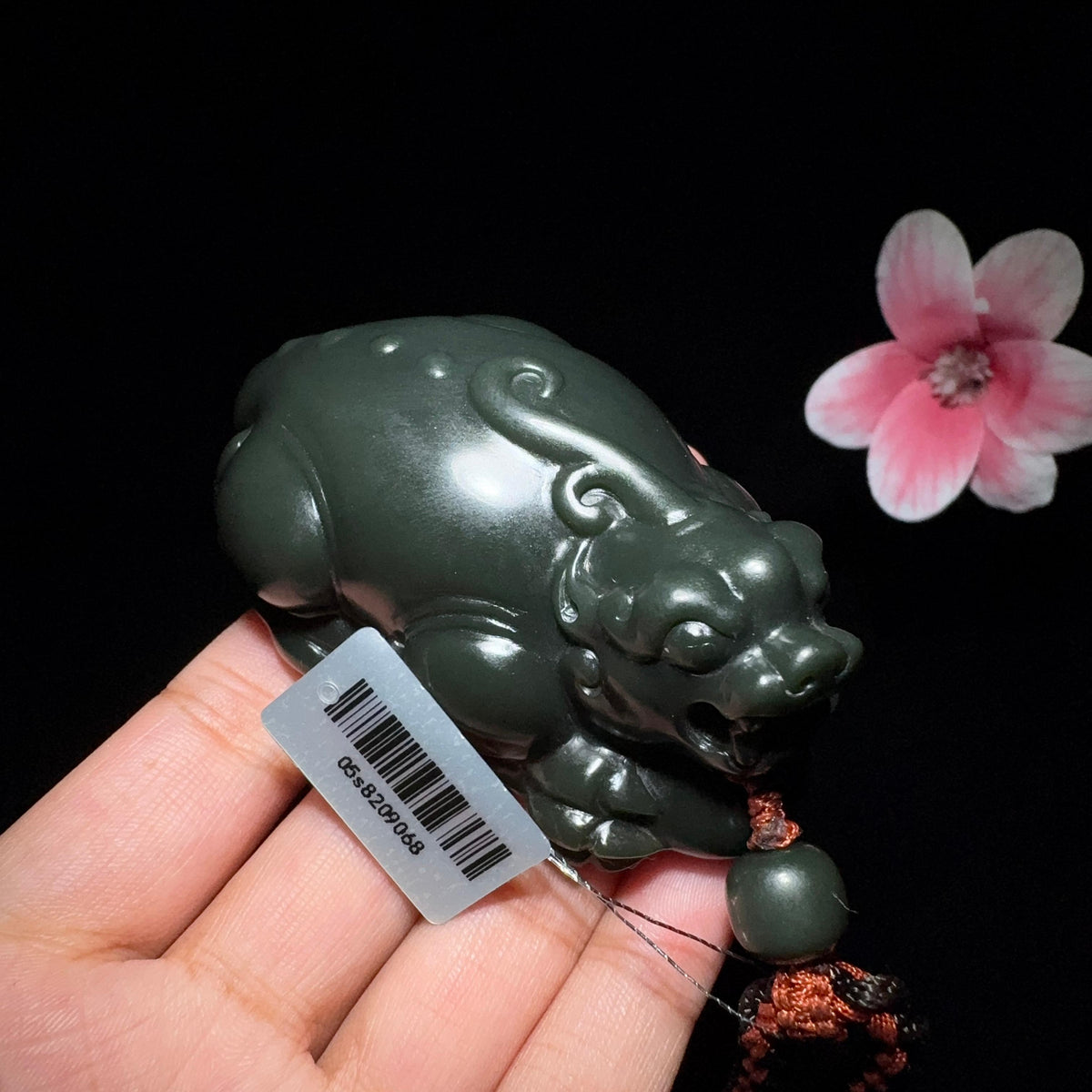 和田玉沙枣青貔貅手把件（151.8g）