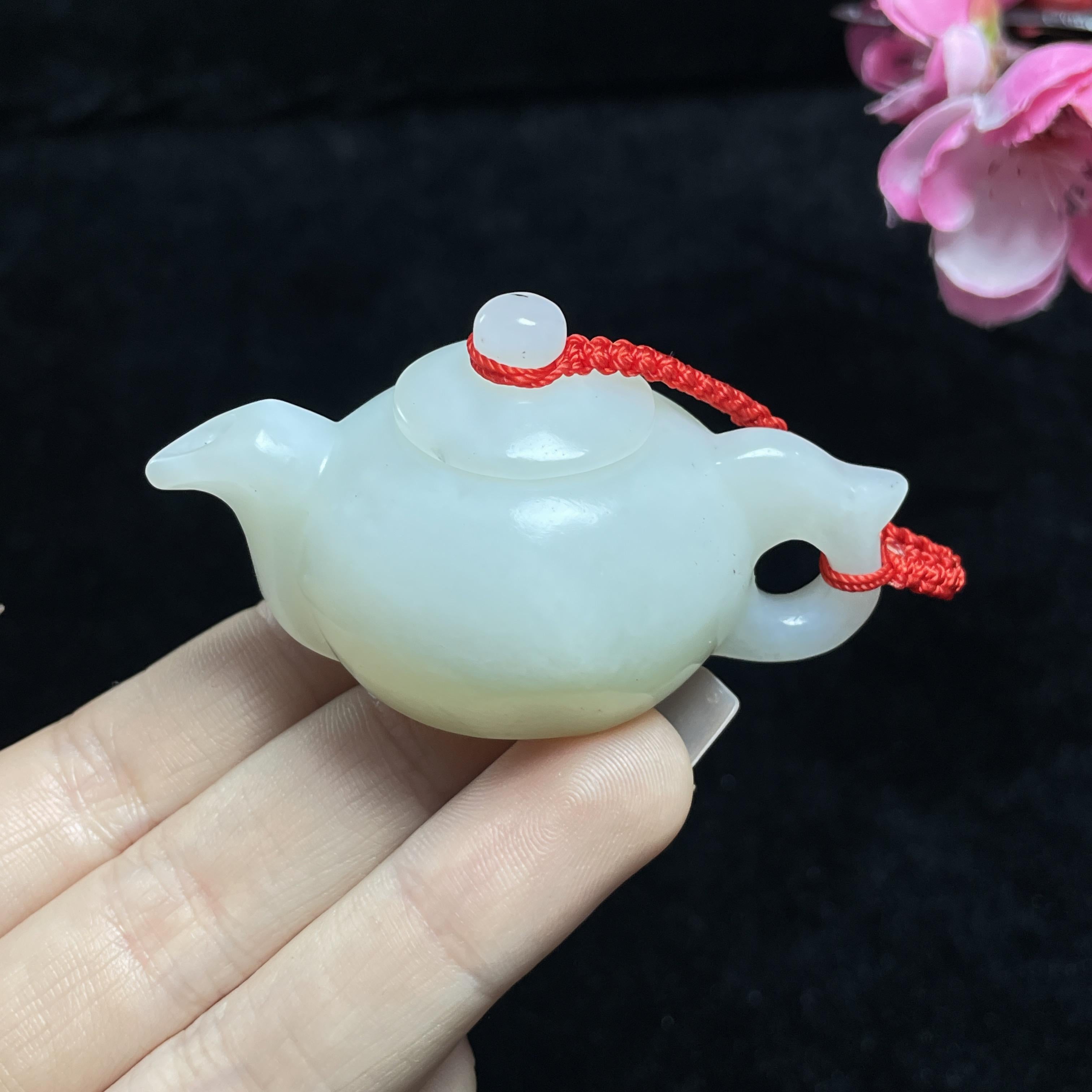 和田黑山料茶壶小手把件（49.1g）