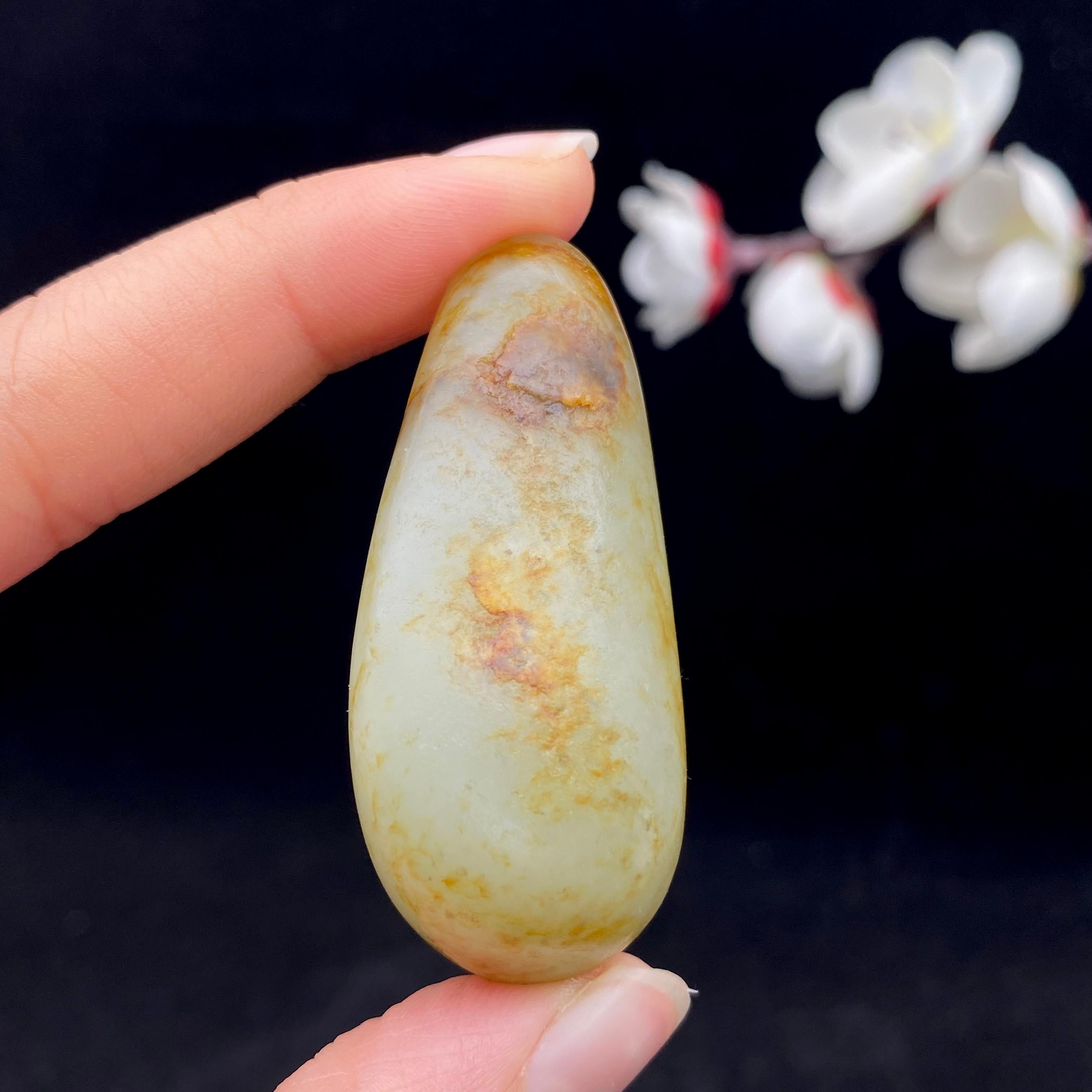 和田玉籽料【螳螂捕蝉 黄雀在后】（37.8g）