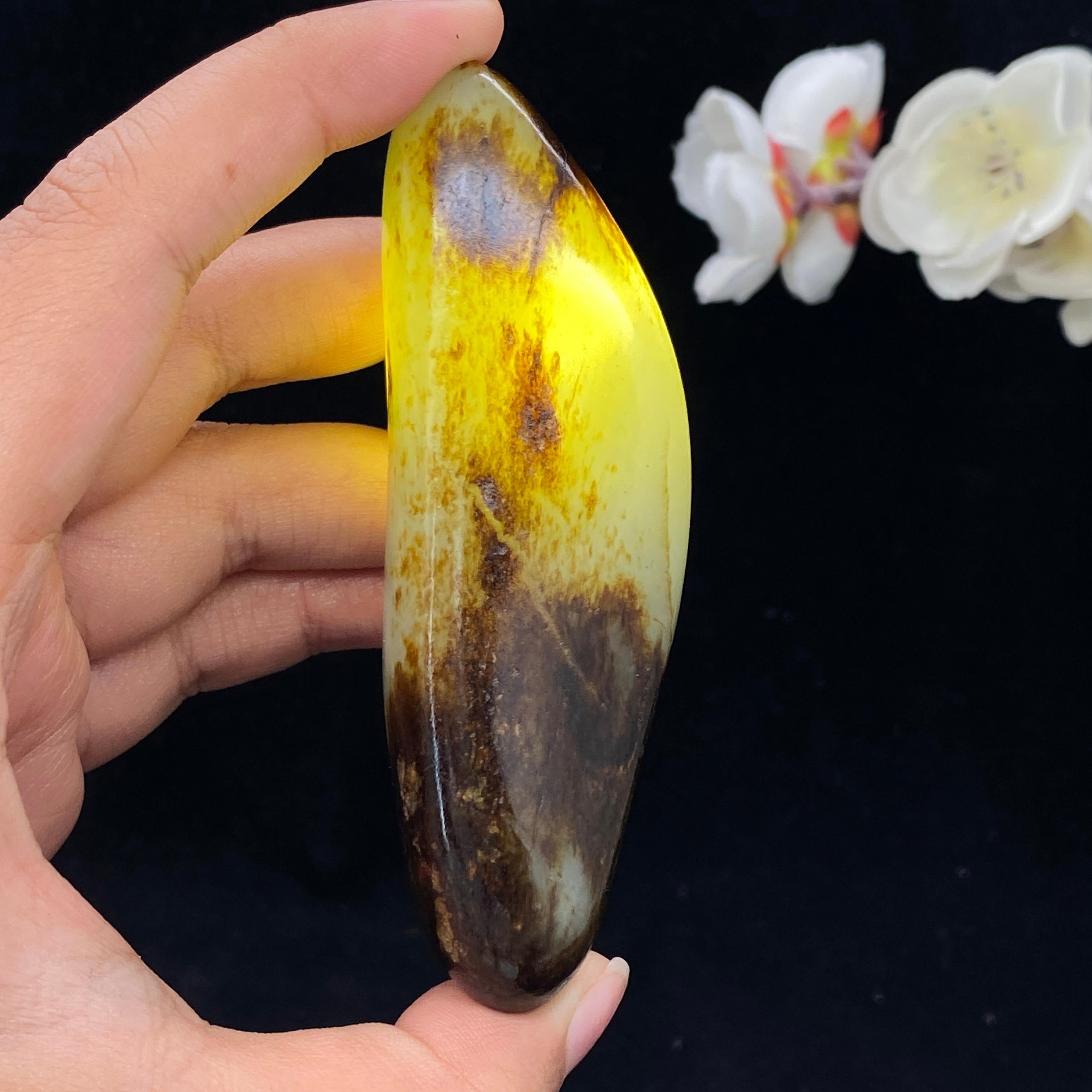 和田玉秋梨皮籽料手把件（117.3g）