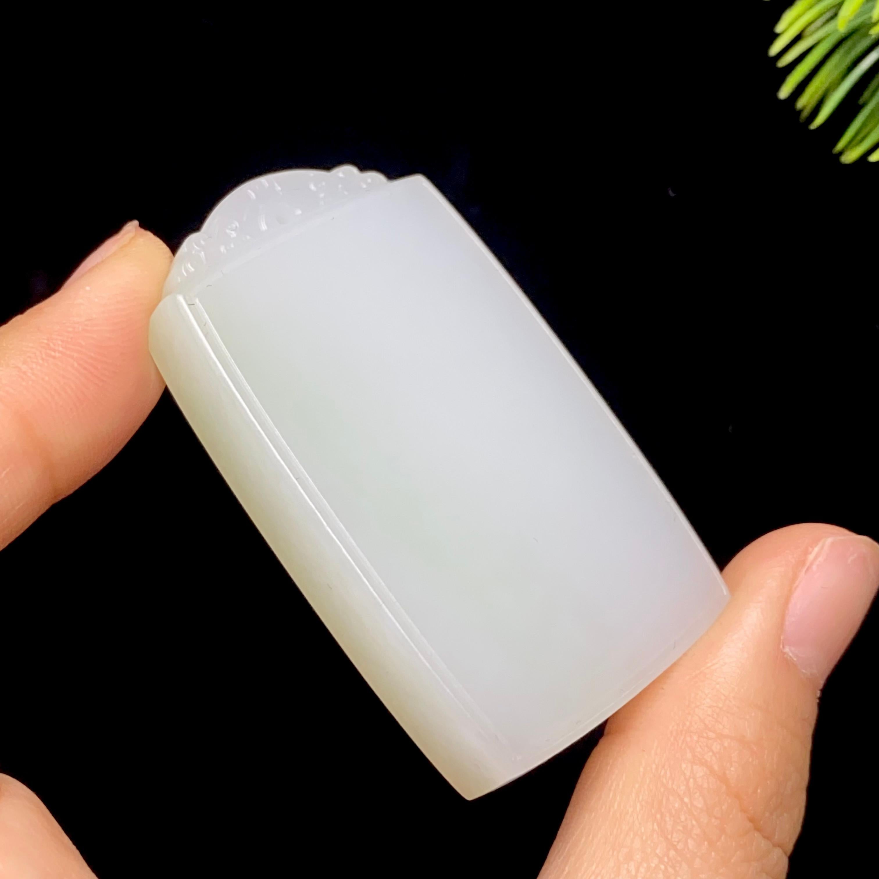 和田玉白玉带翠无事牌（37.3g）