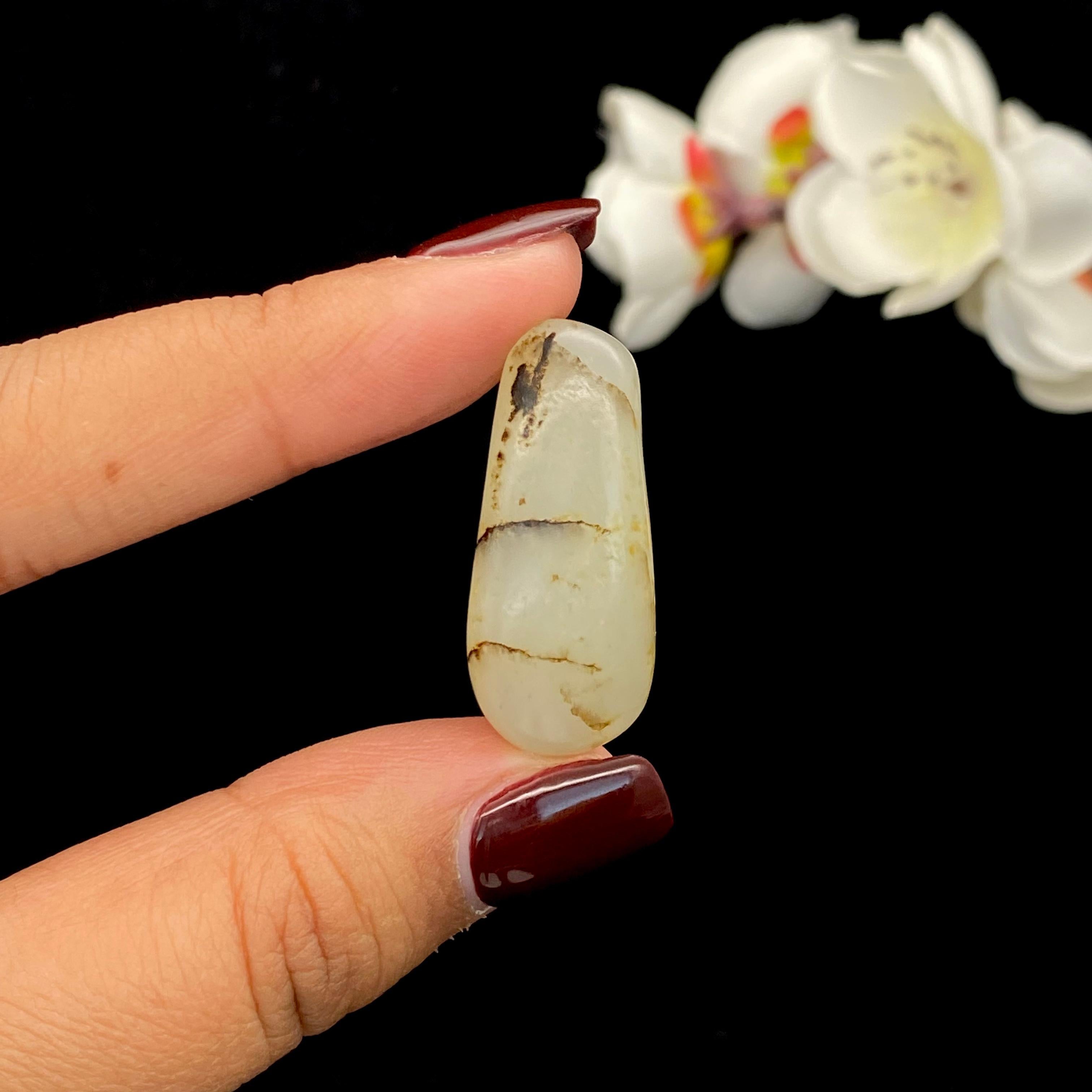 和田玉黑皮籽料原石（8.6g）