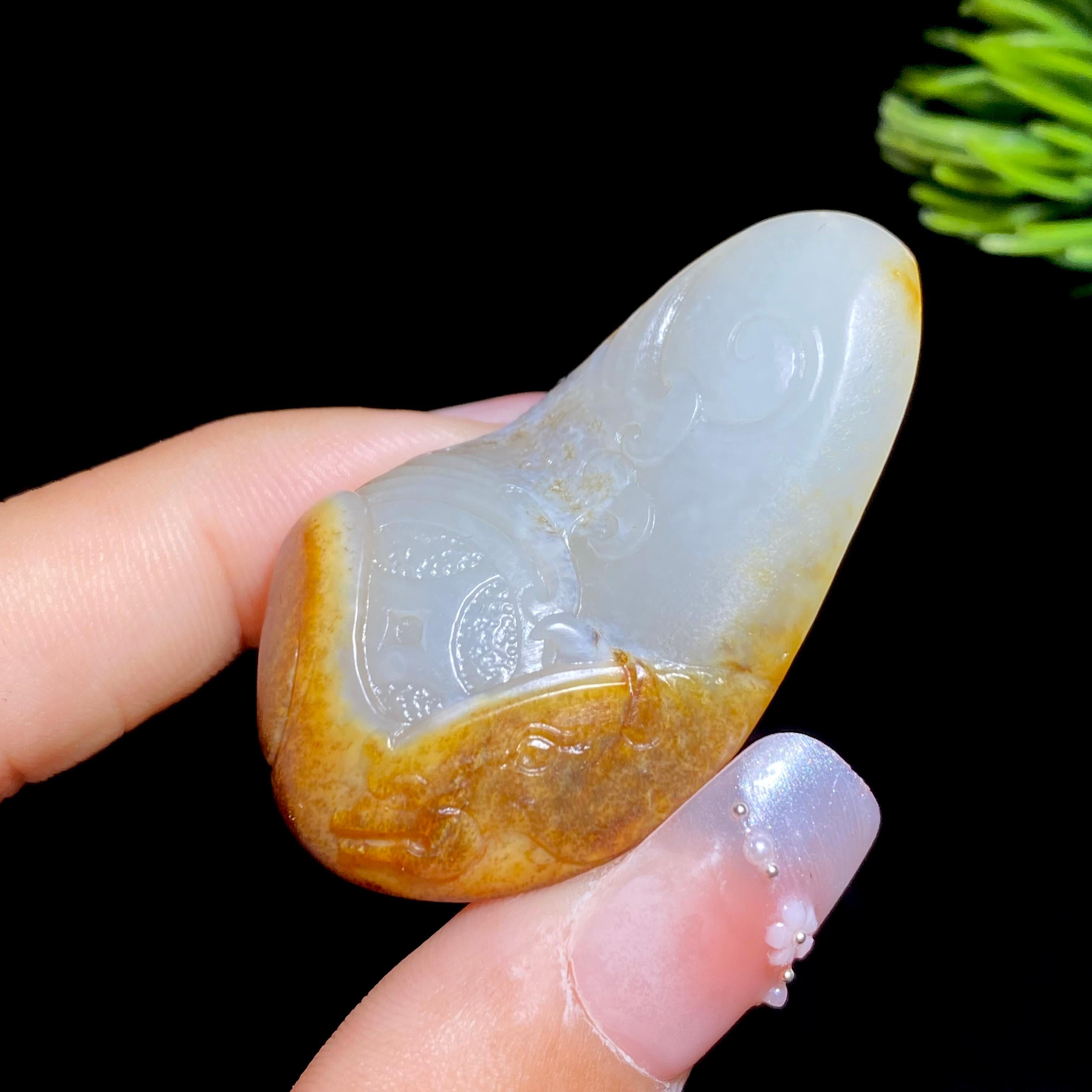 和田玉籽料马上有钱（19.6g）