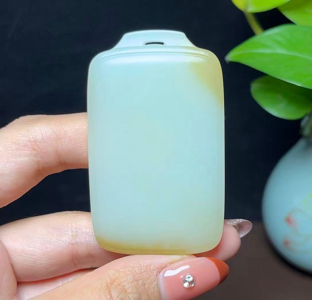 新疆和田玉且末料平安无事牌（49.3g）