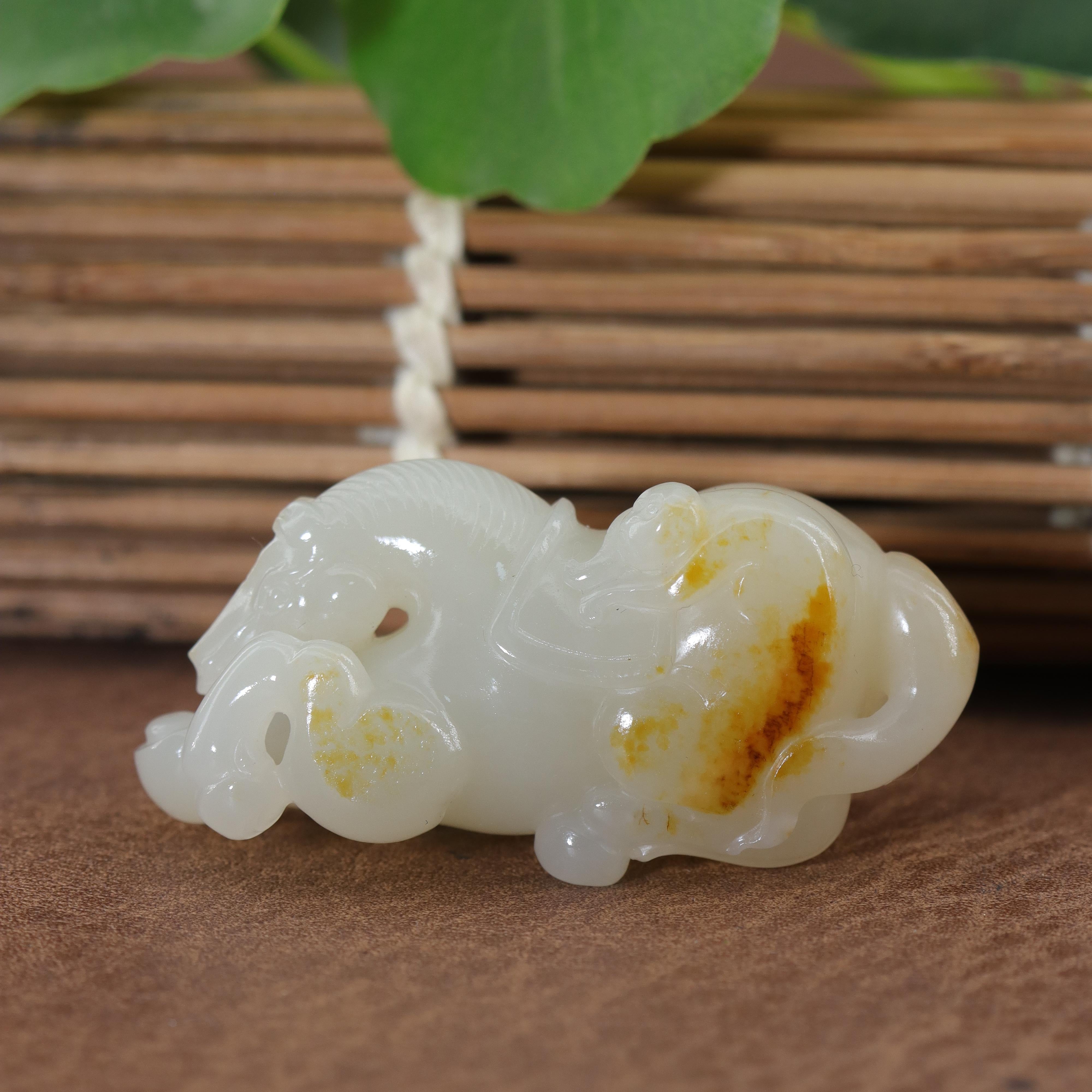 和田玉白玉洒金皮卧马吊坠（32.5g） – 厚德载玉