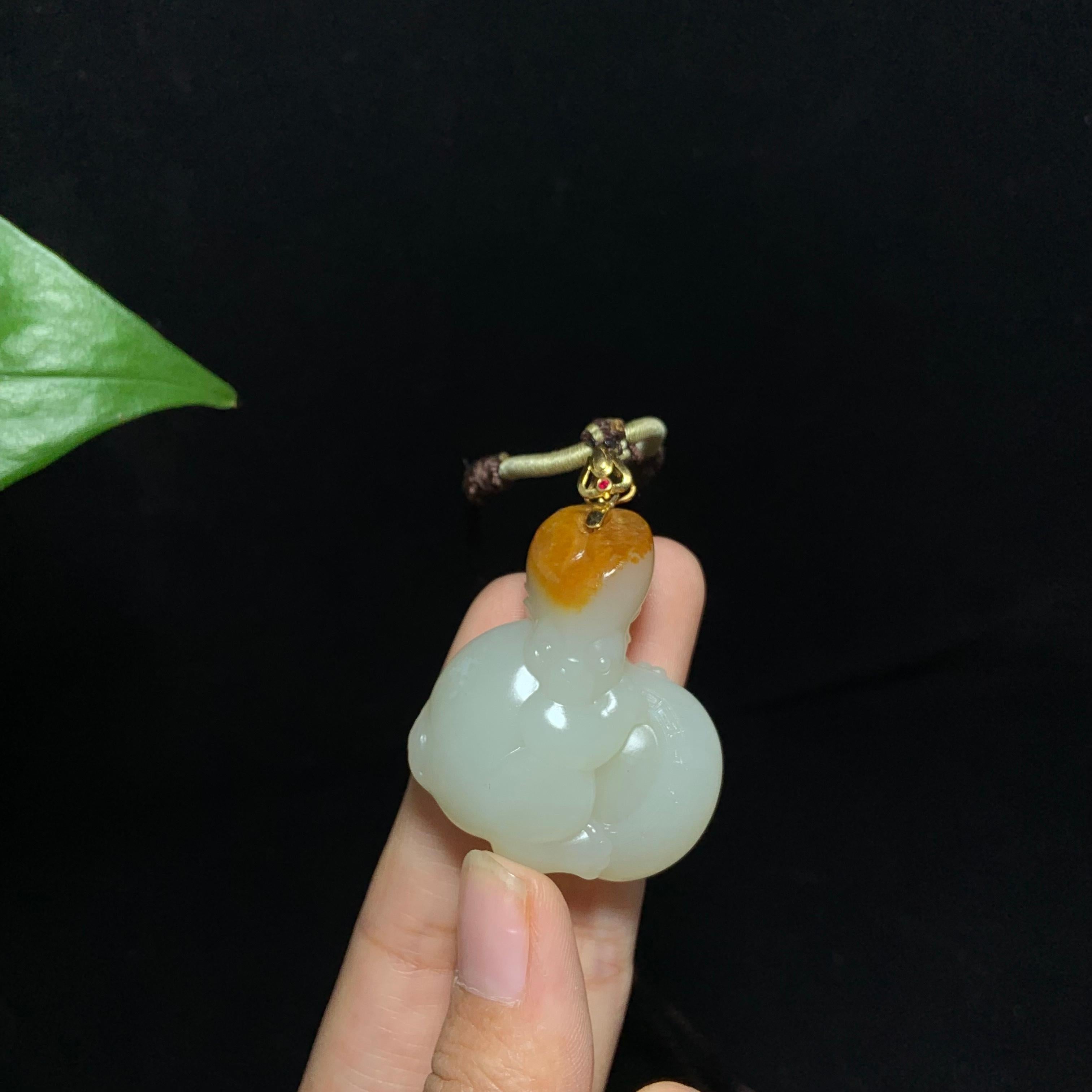 收藏级和田籽料聚红皮白玉生肖兔挂件（25.8g） – 厚德载玉